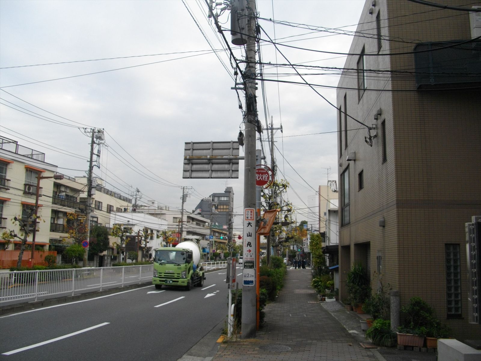 第二麻布ビル前面の通り