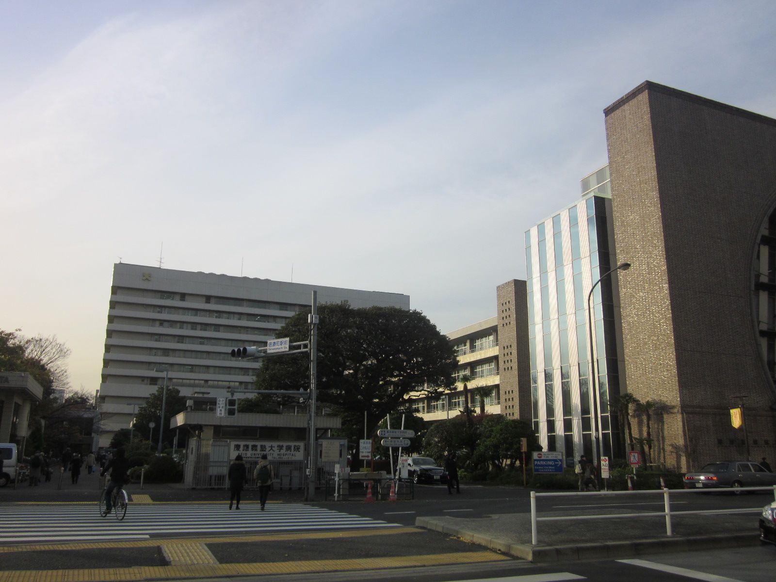 慶応病院前の様子