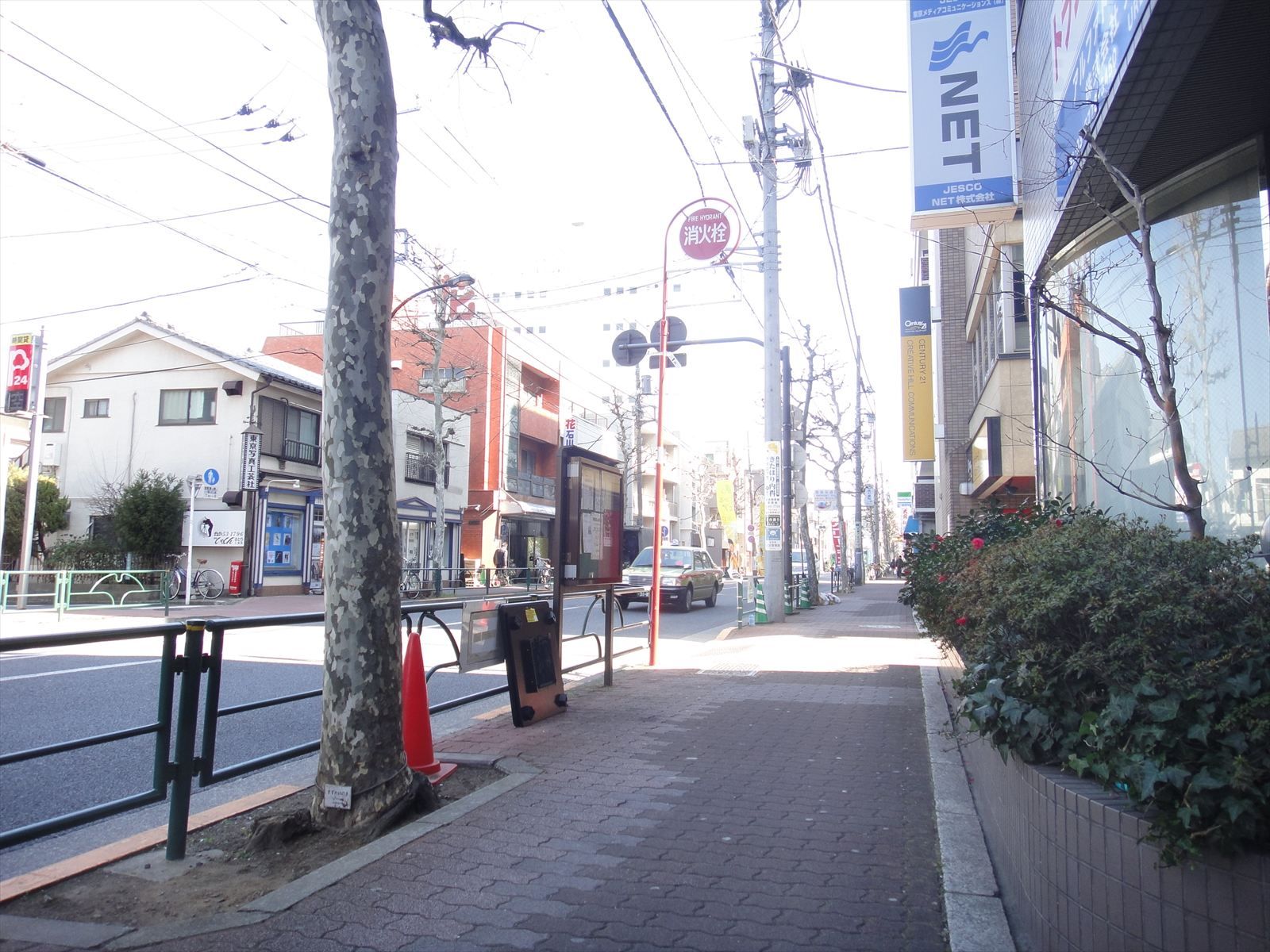 オフィス前の歩道