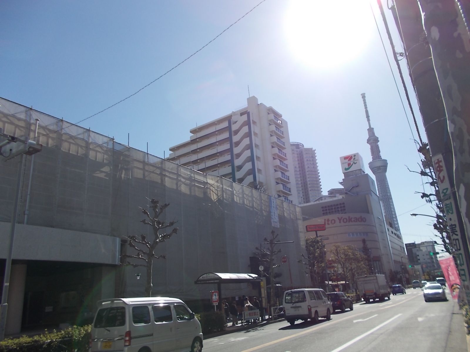 オフィスビル前面の曳舟川通り