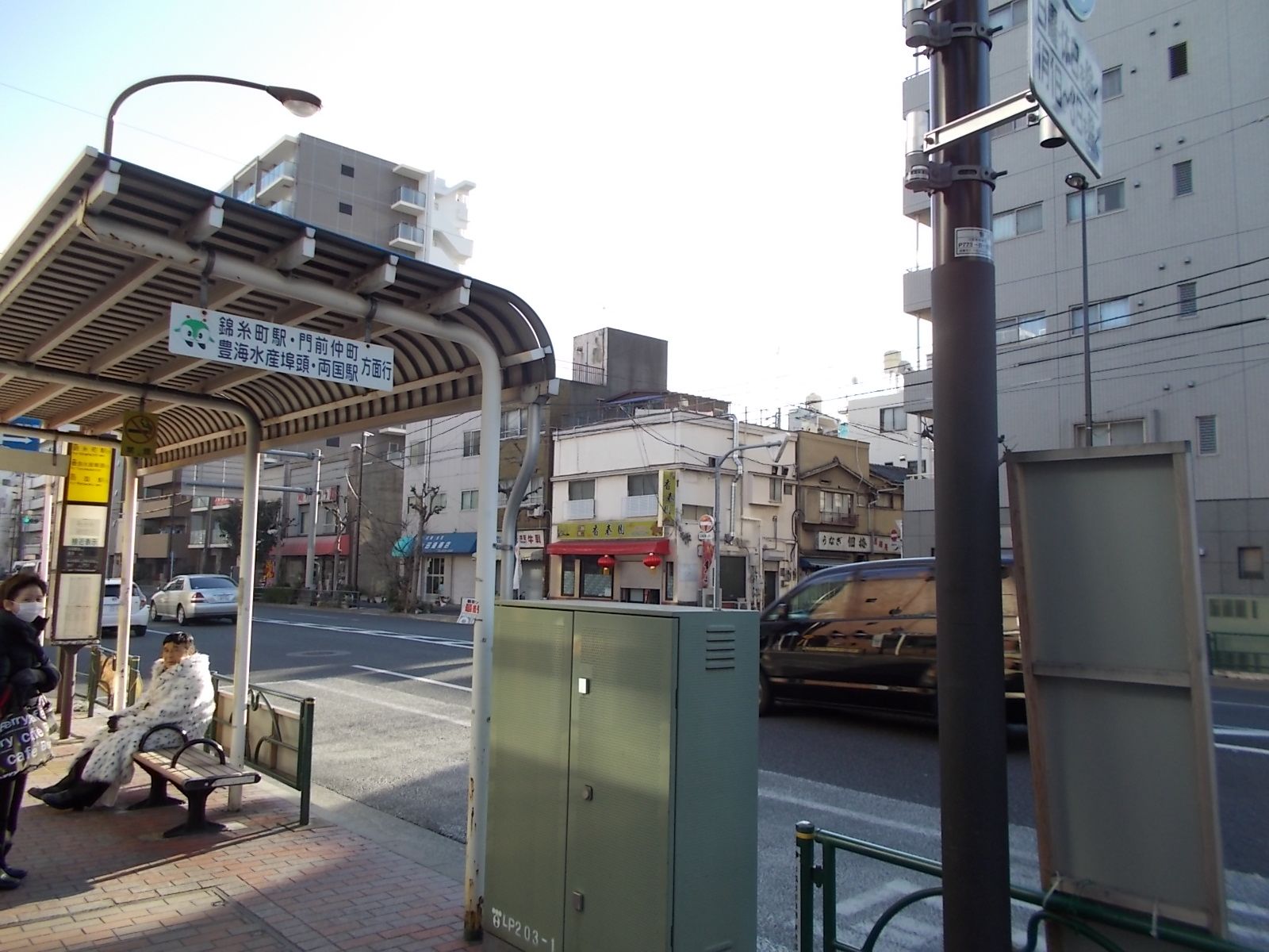 ビル前のバス停