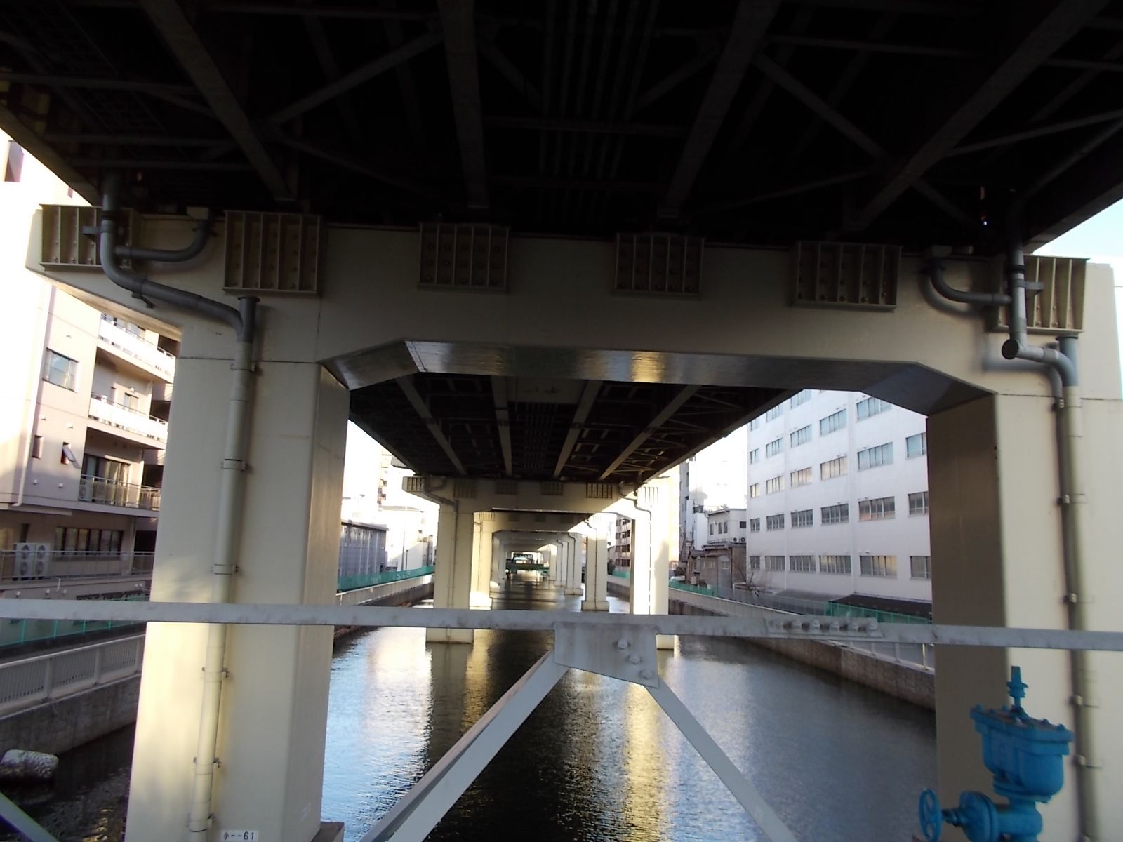 首都高沿い