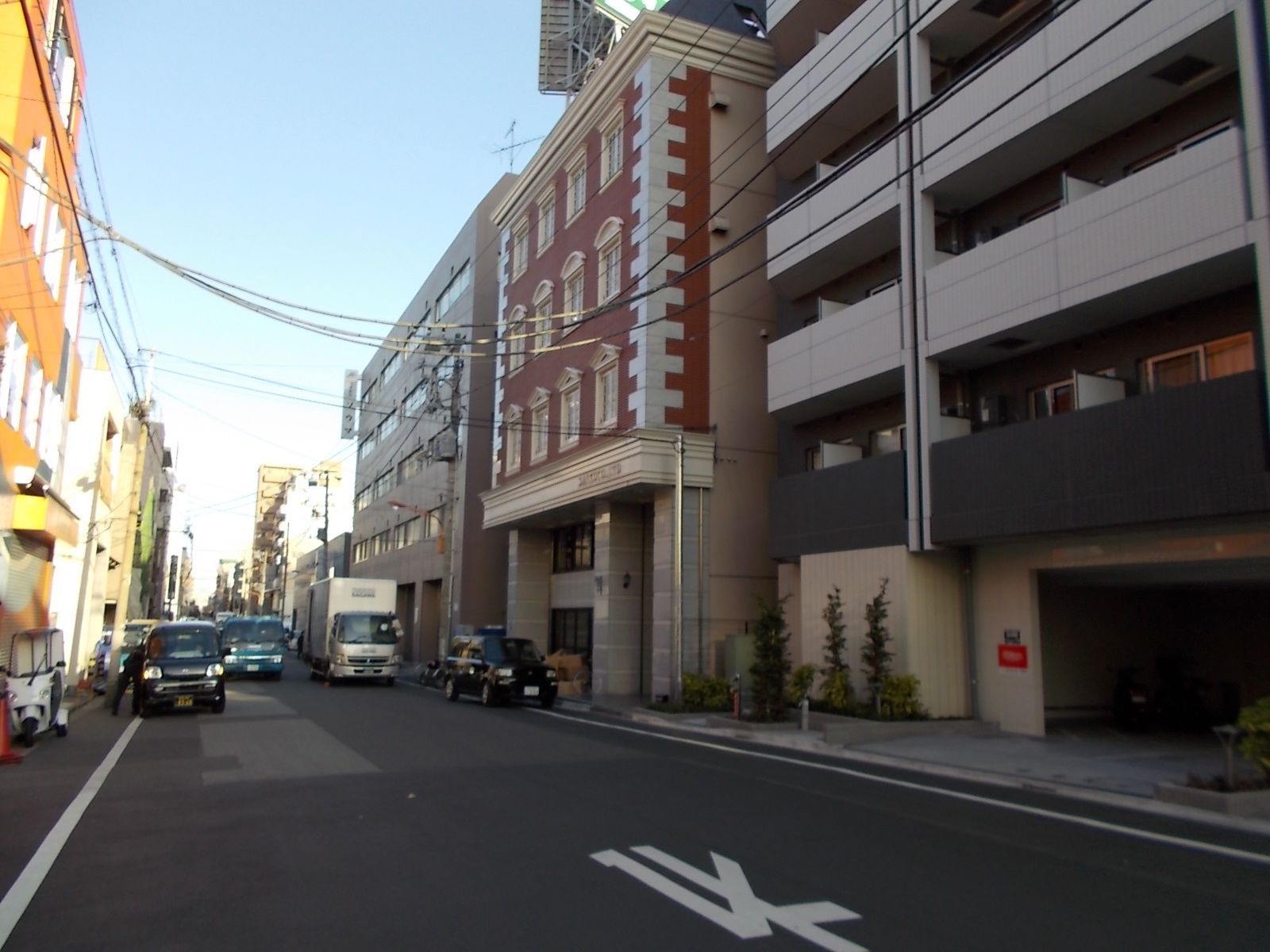 ビル前の通り