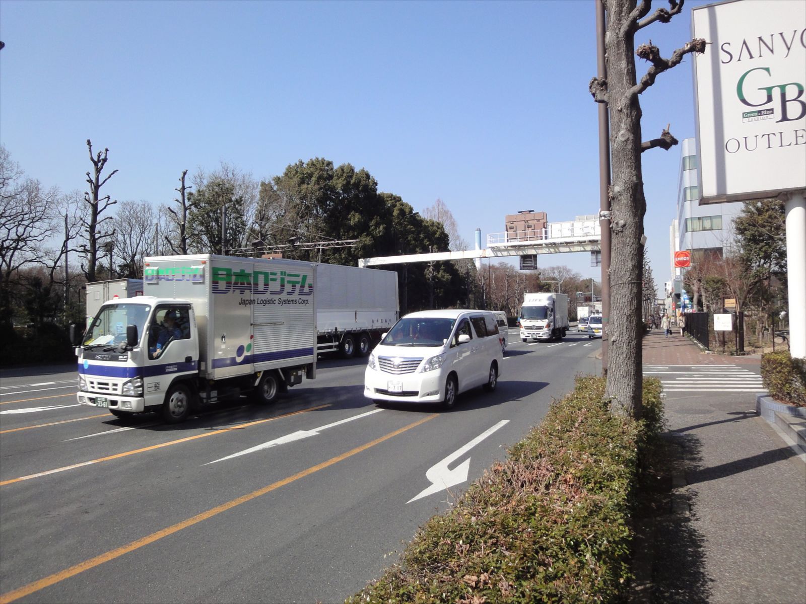 前面の環八通り