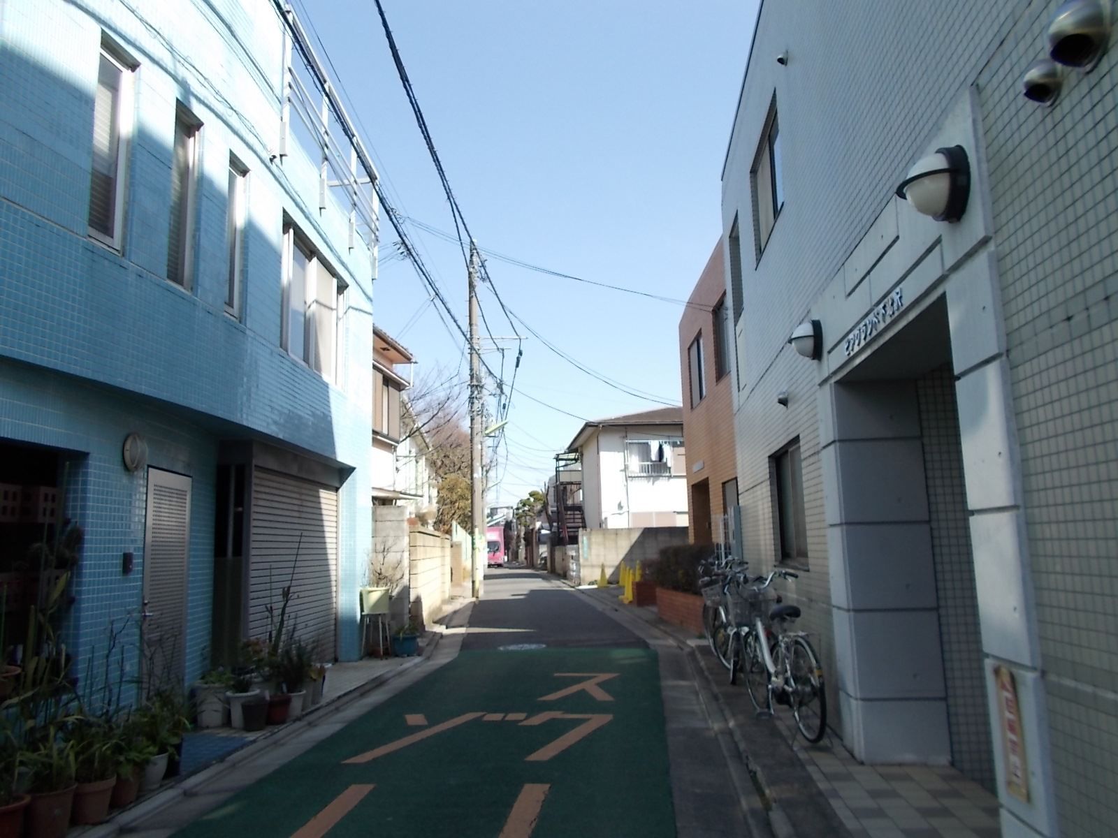 ビル前の通り