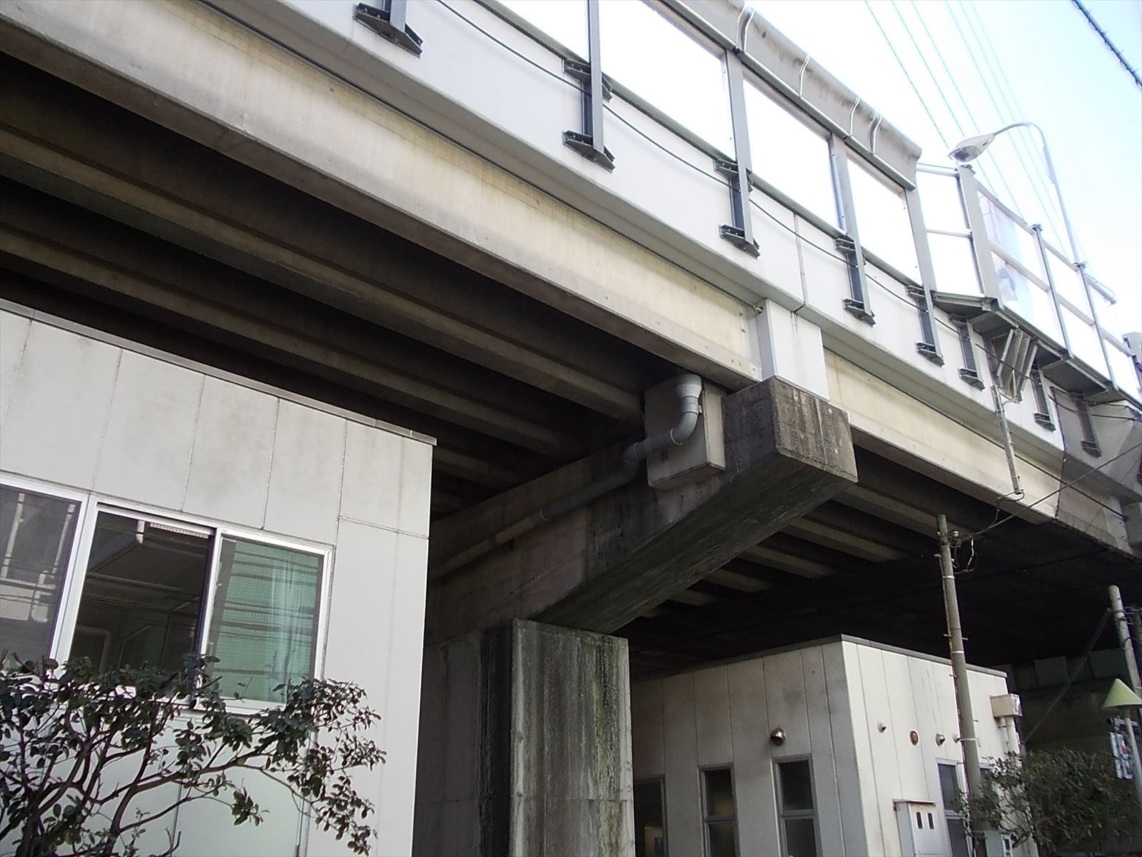 中央自動車道に面する立地