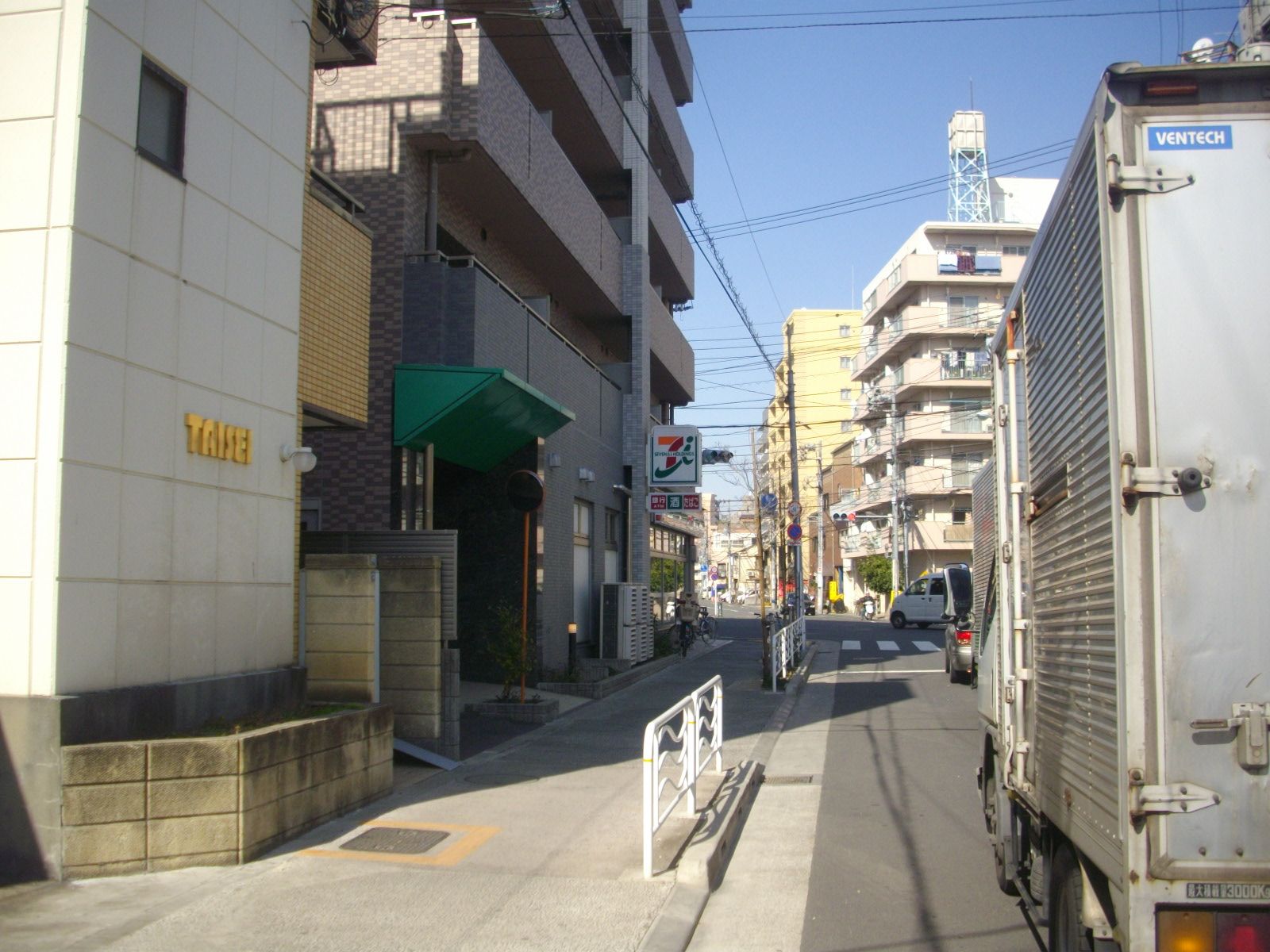 物件前の通り