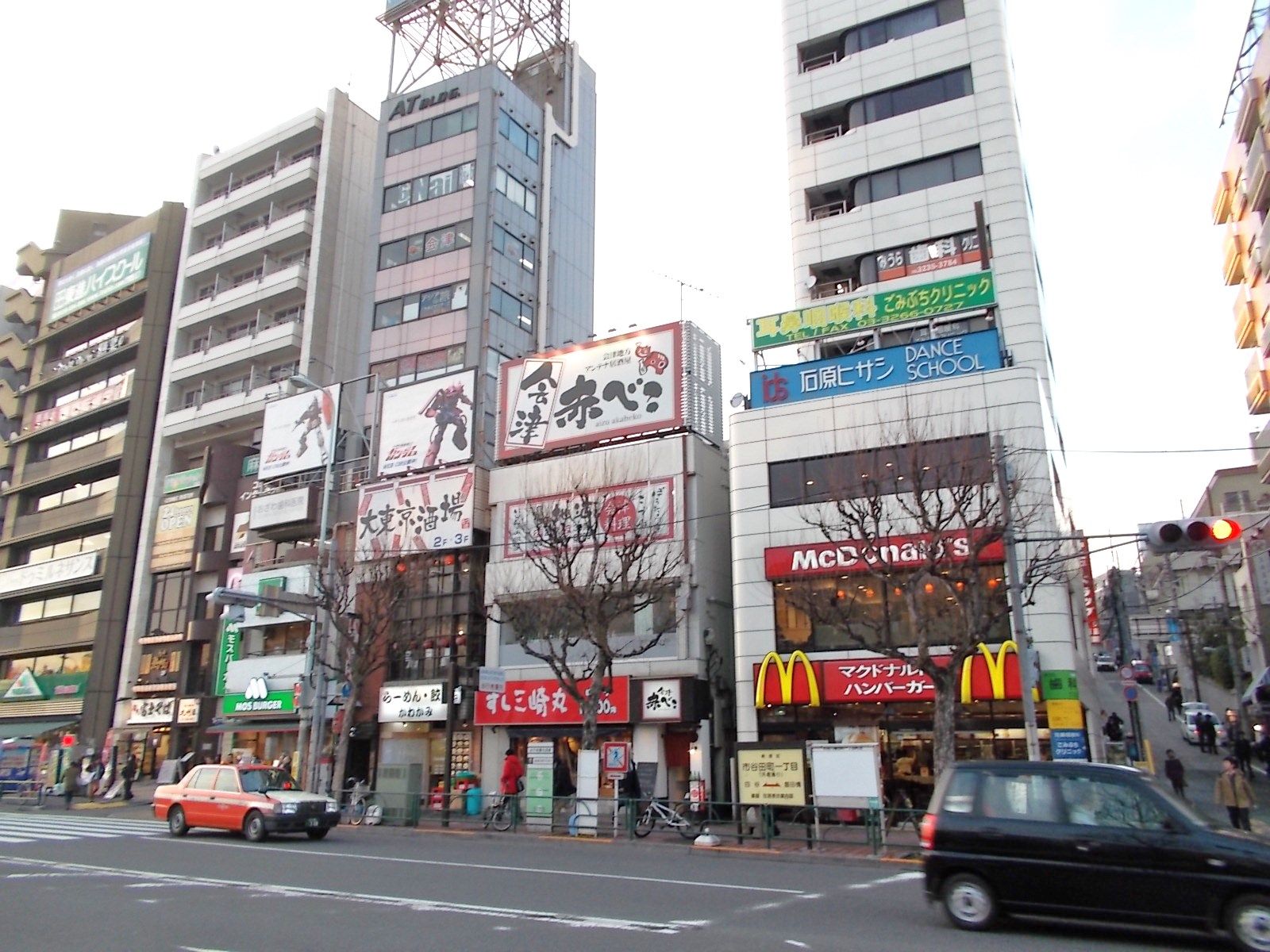 近隣に飲食店多数