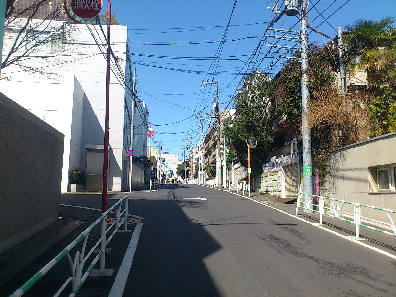 坂を上った先は広尾高校