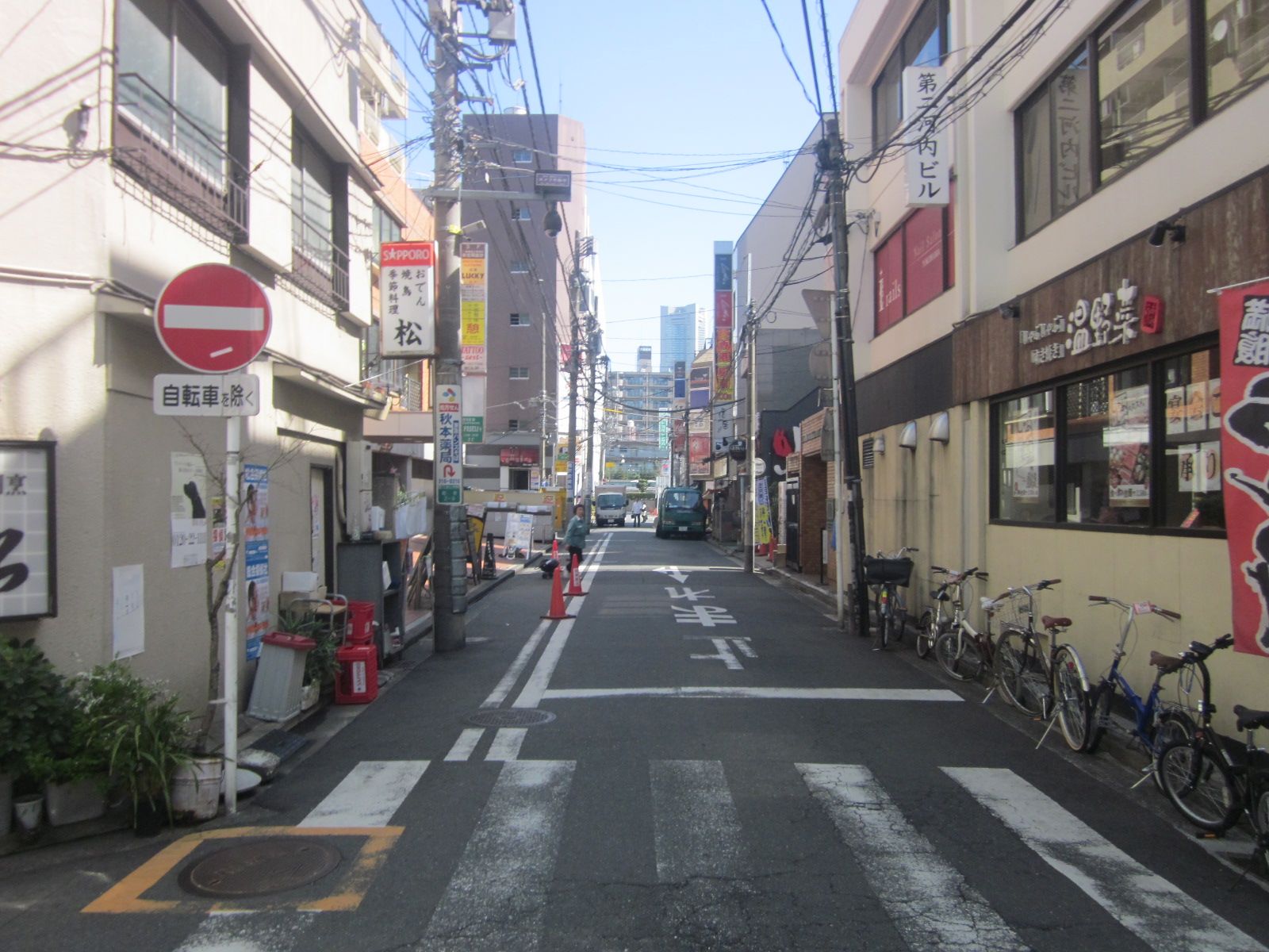 周囲は飲食店が多いエリア