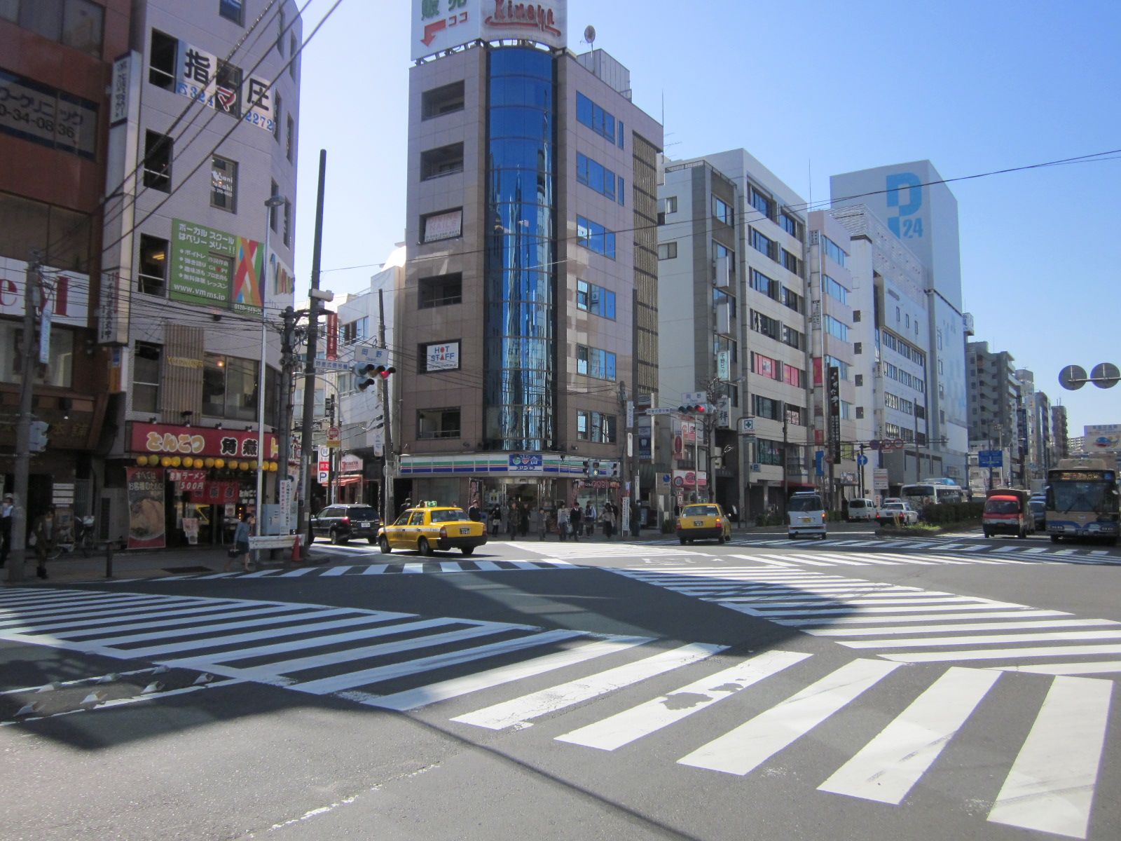 付近の交差点の雰囲気