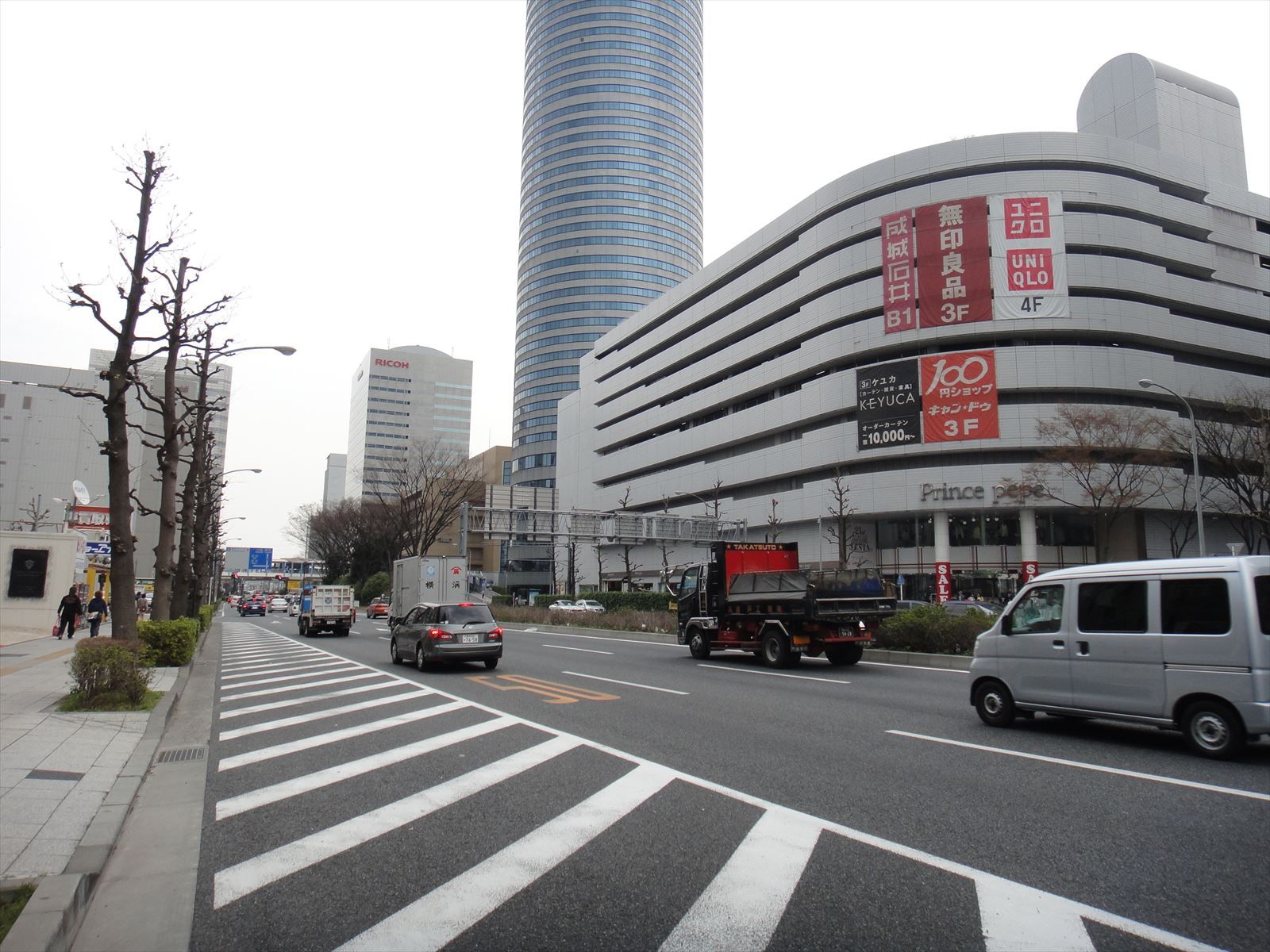 銀洋新横浜ビル前面の通り