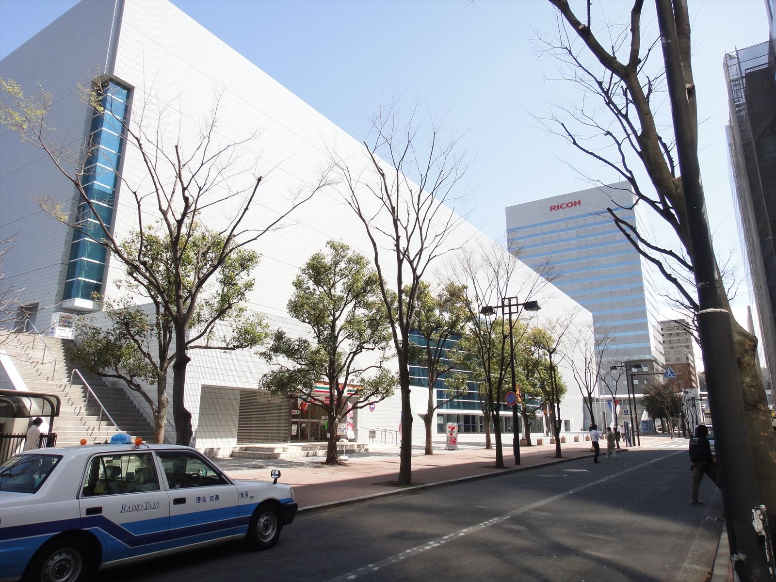 目の前に横浜アリーナが