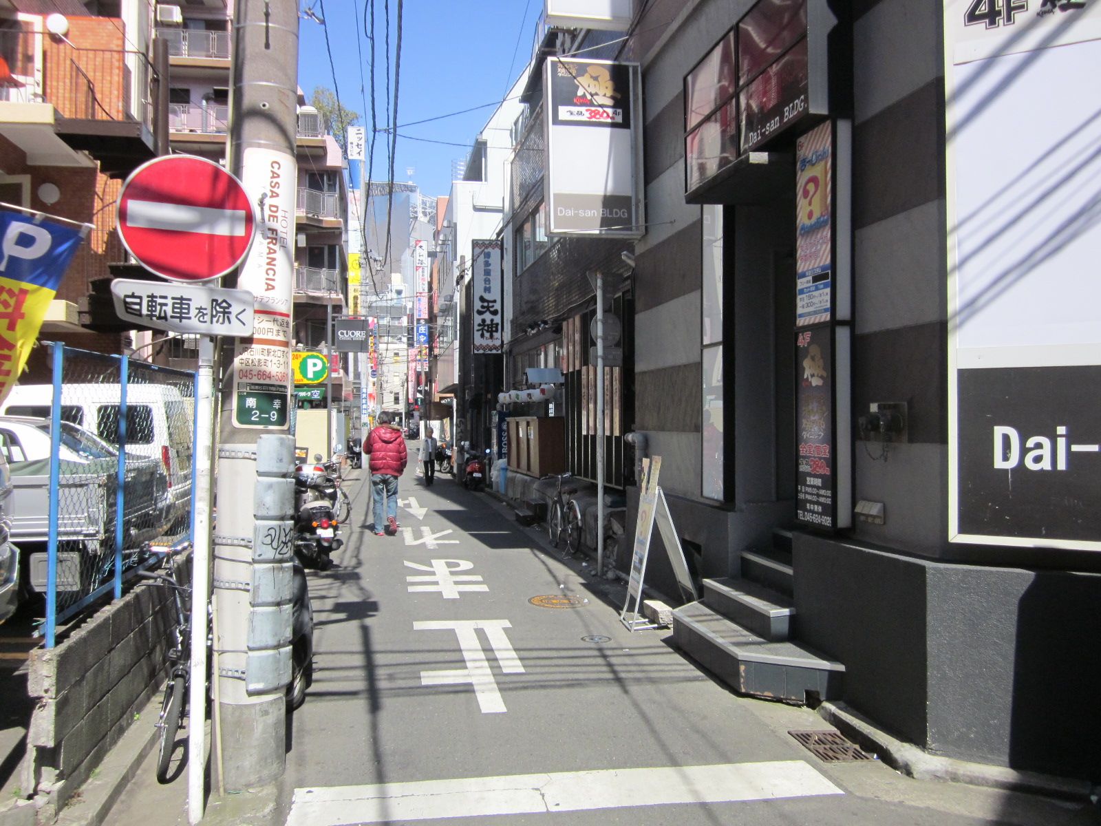 周囲は飲食店が多いエリア