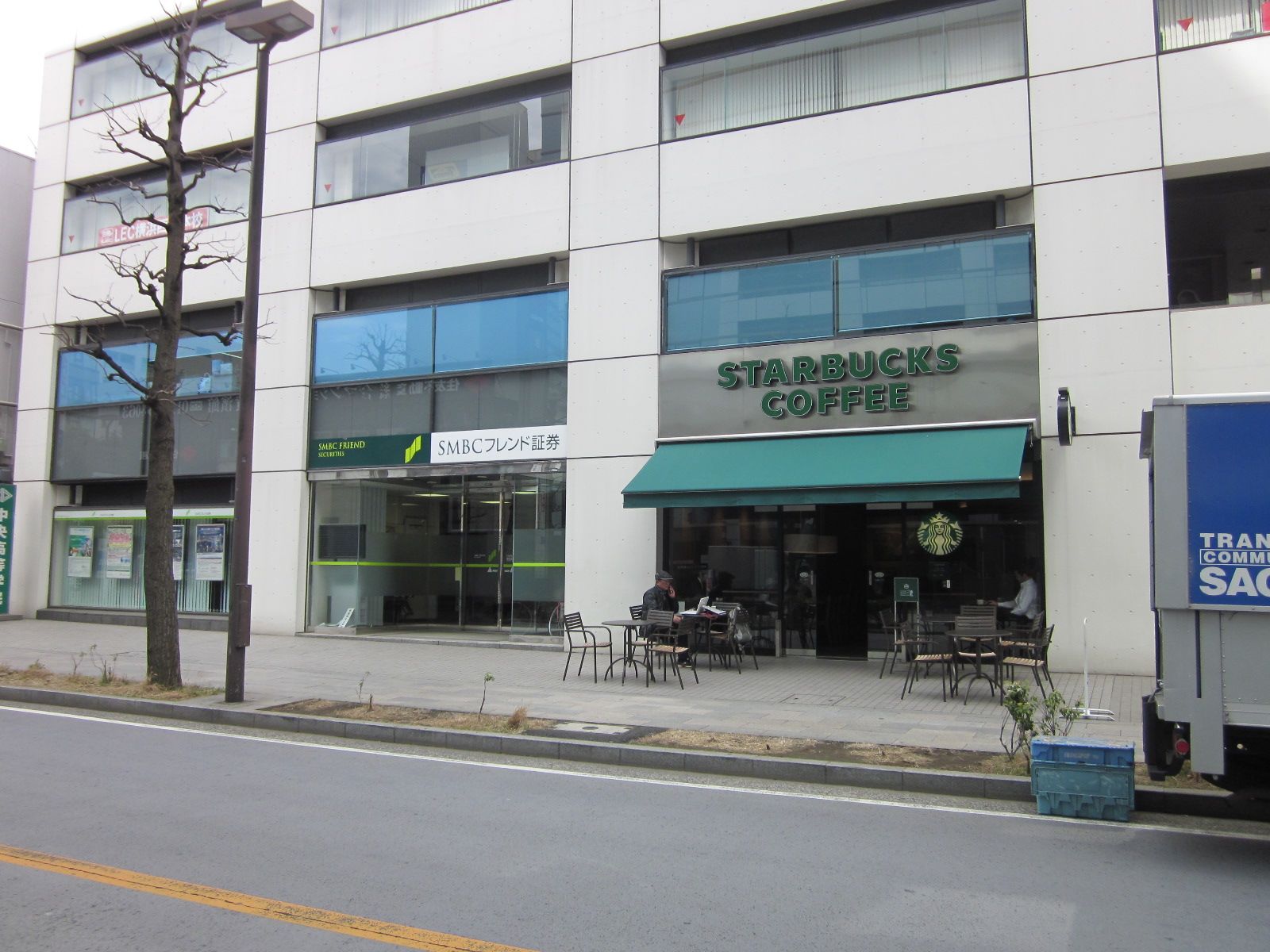 すぐそばにはカフェ