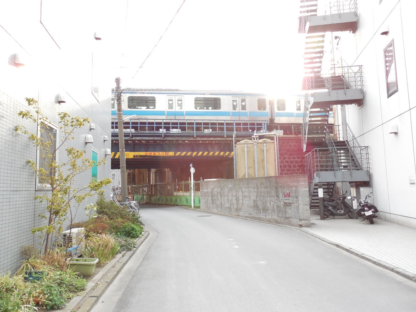 オフィスビル裏側にJRの線路