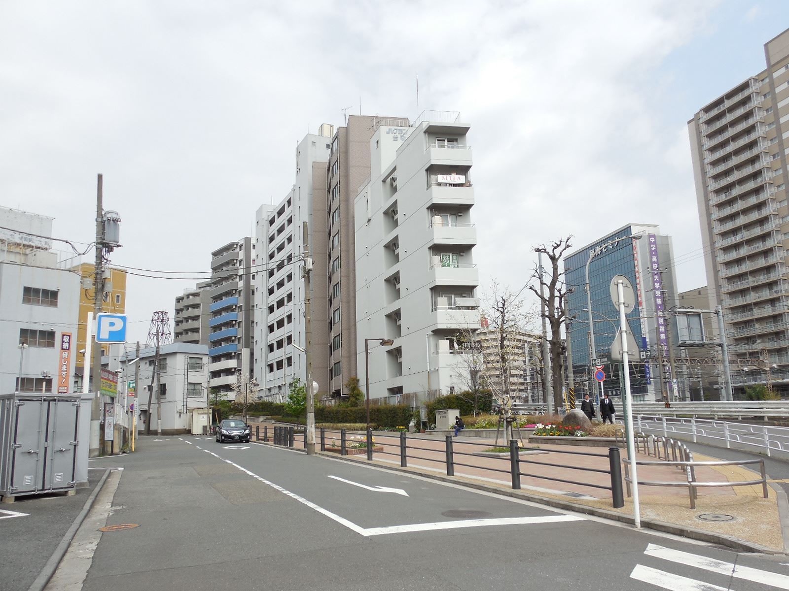 ビル裏側は住宅が多いエリア
