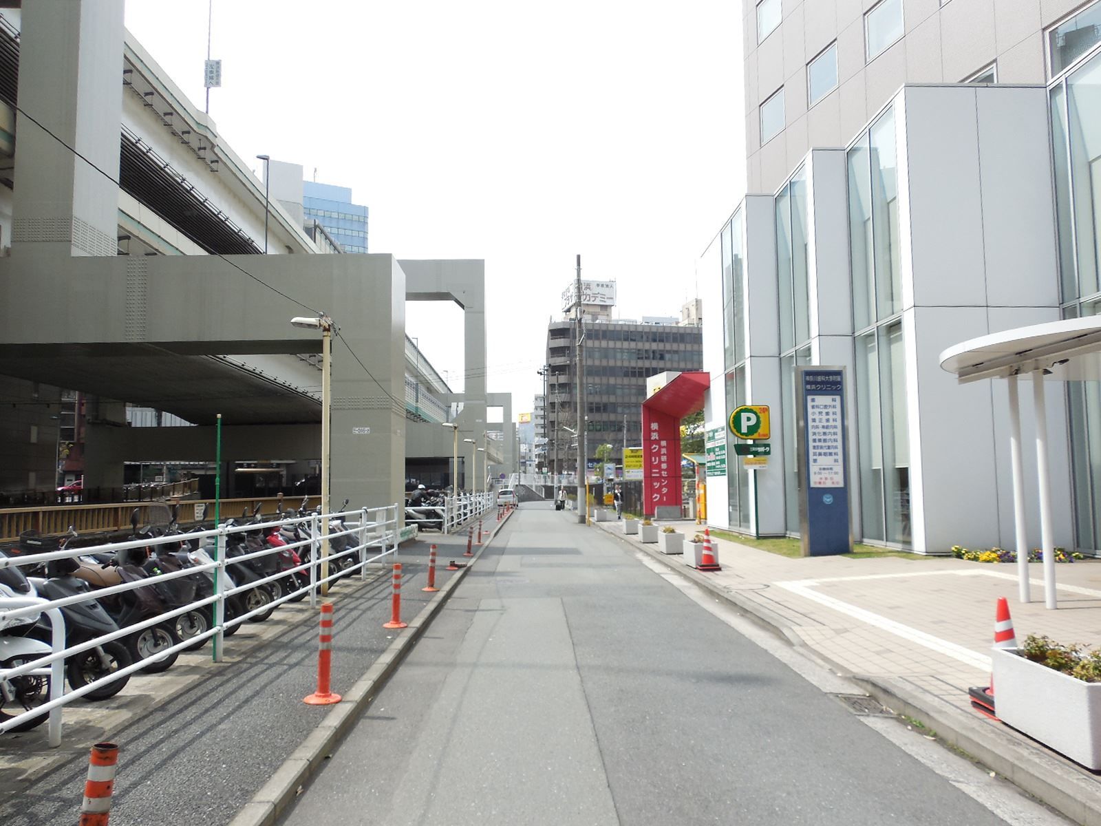 ビル前面道路の雰囲気
