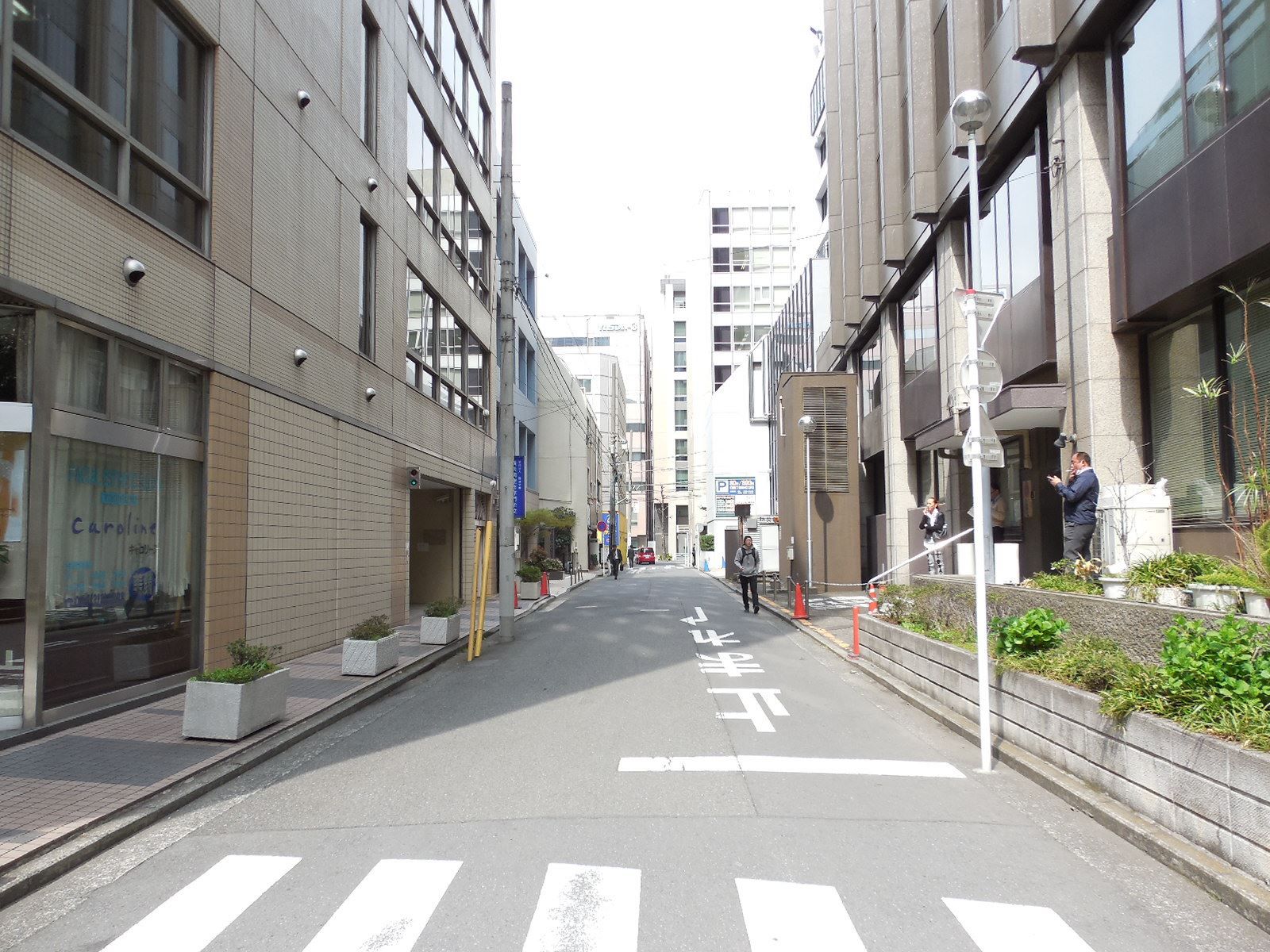 ビル周辺の人通りは少なめ