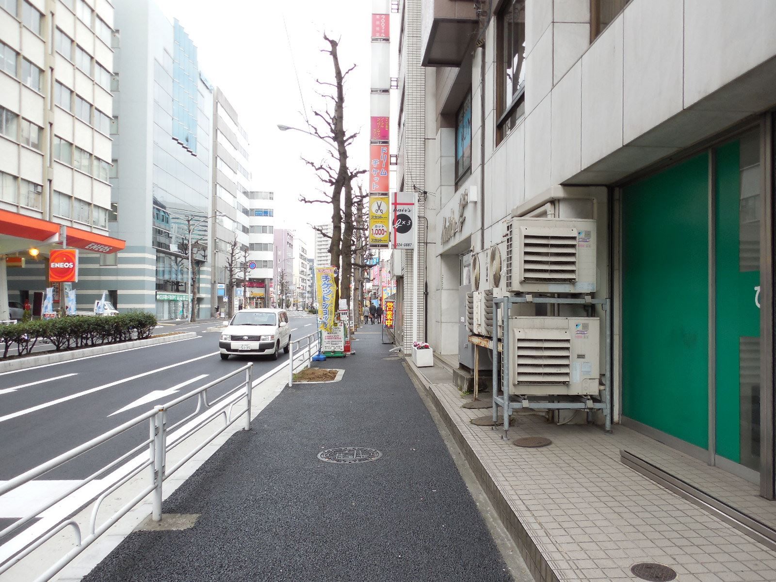 オフィスビル前面の様子