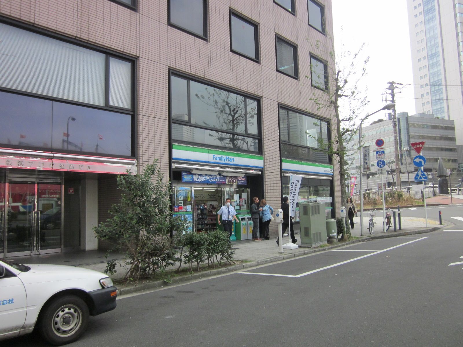 並びのファミリーマート 桜木町弁天橋店
