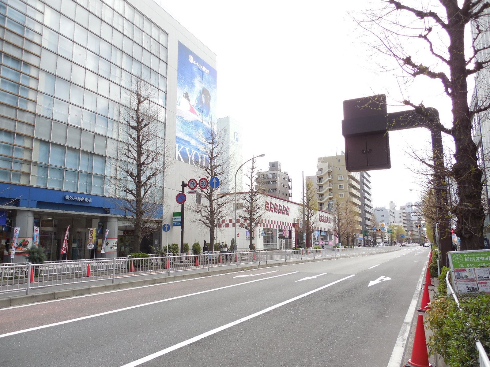 日神ビル関内前面の通り