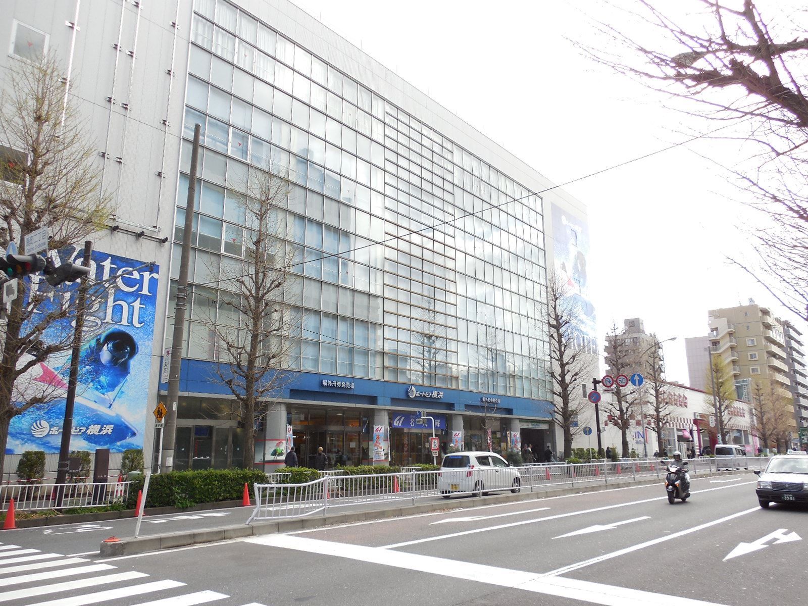 場外ボートレース舟券売場近く