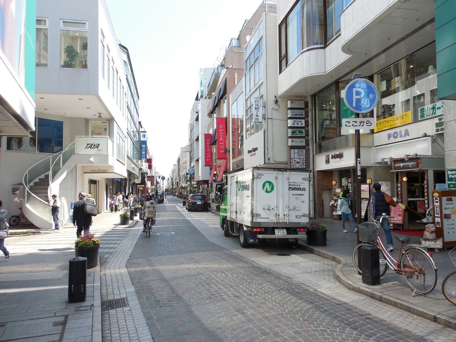 元町商店街沿いの立地