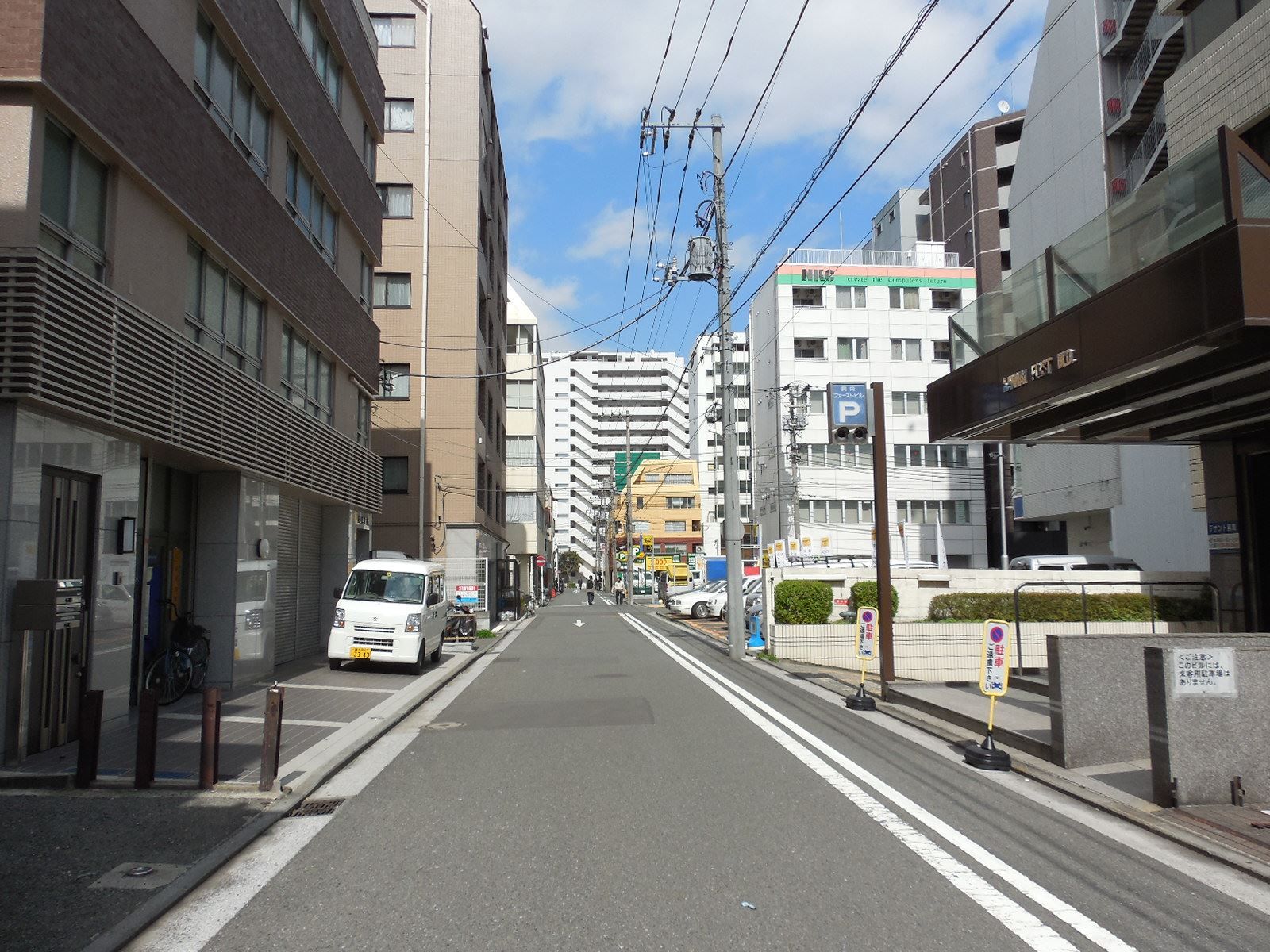 関内ファーストビル前面の通り