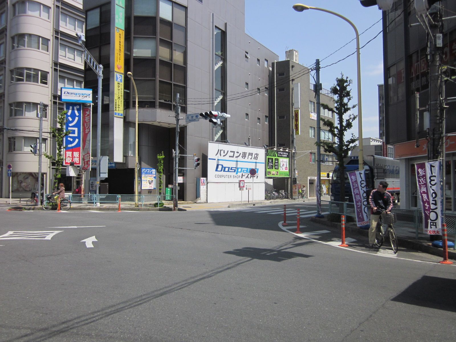 ビル前面の通り