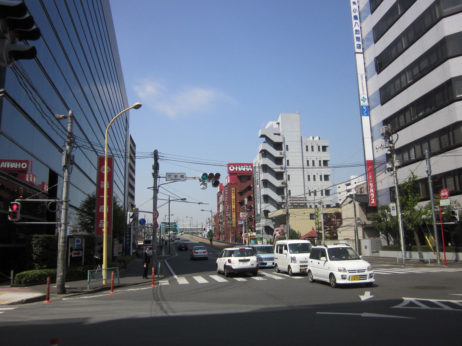 大栄橋交差点に立地