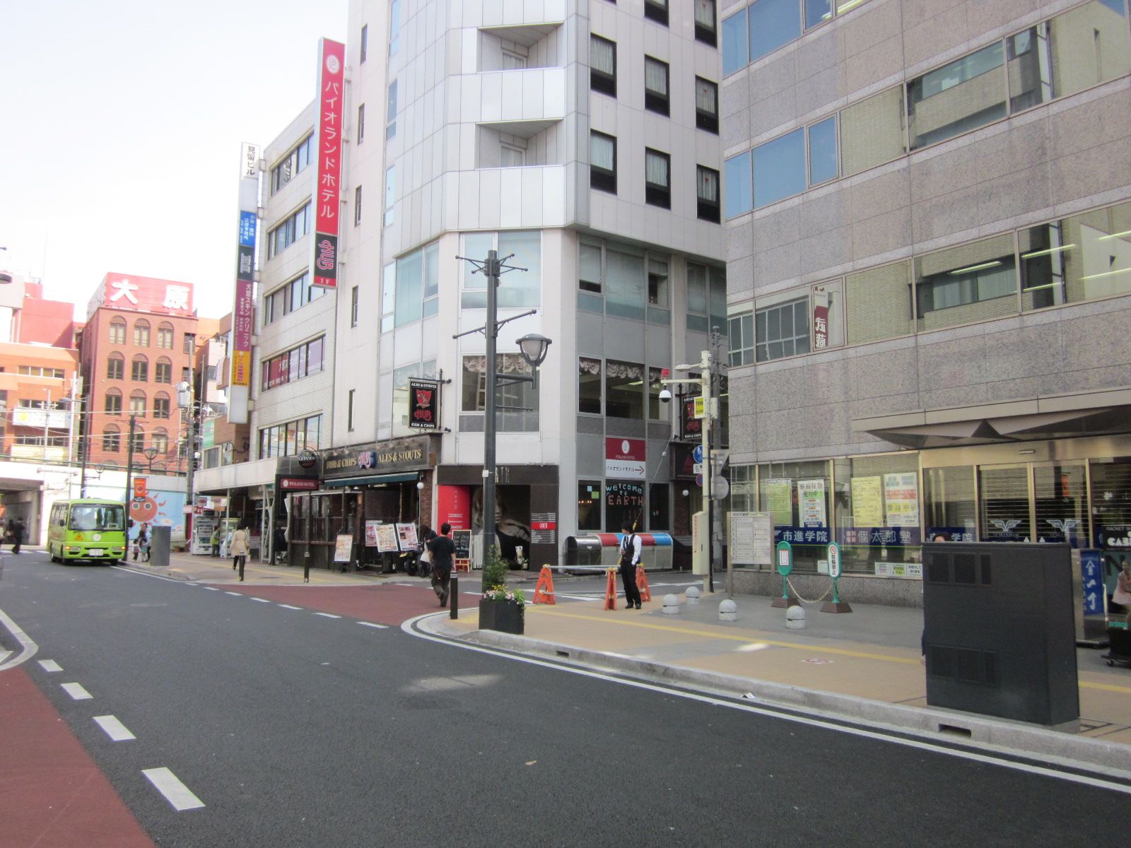 ビル前面道路(大栄橋方向)