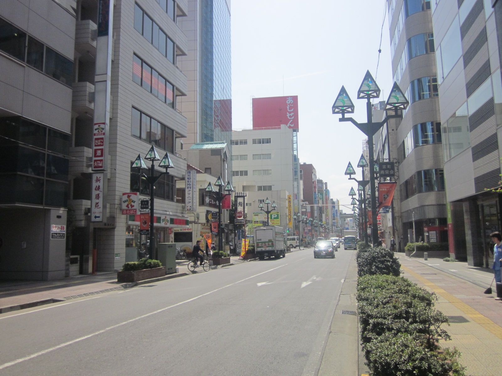 前面の旧中山道（大宮駅方向）