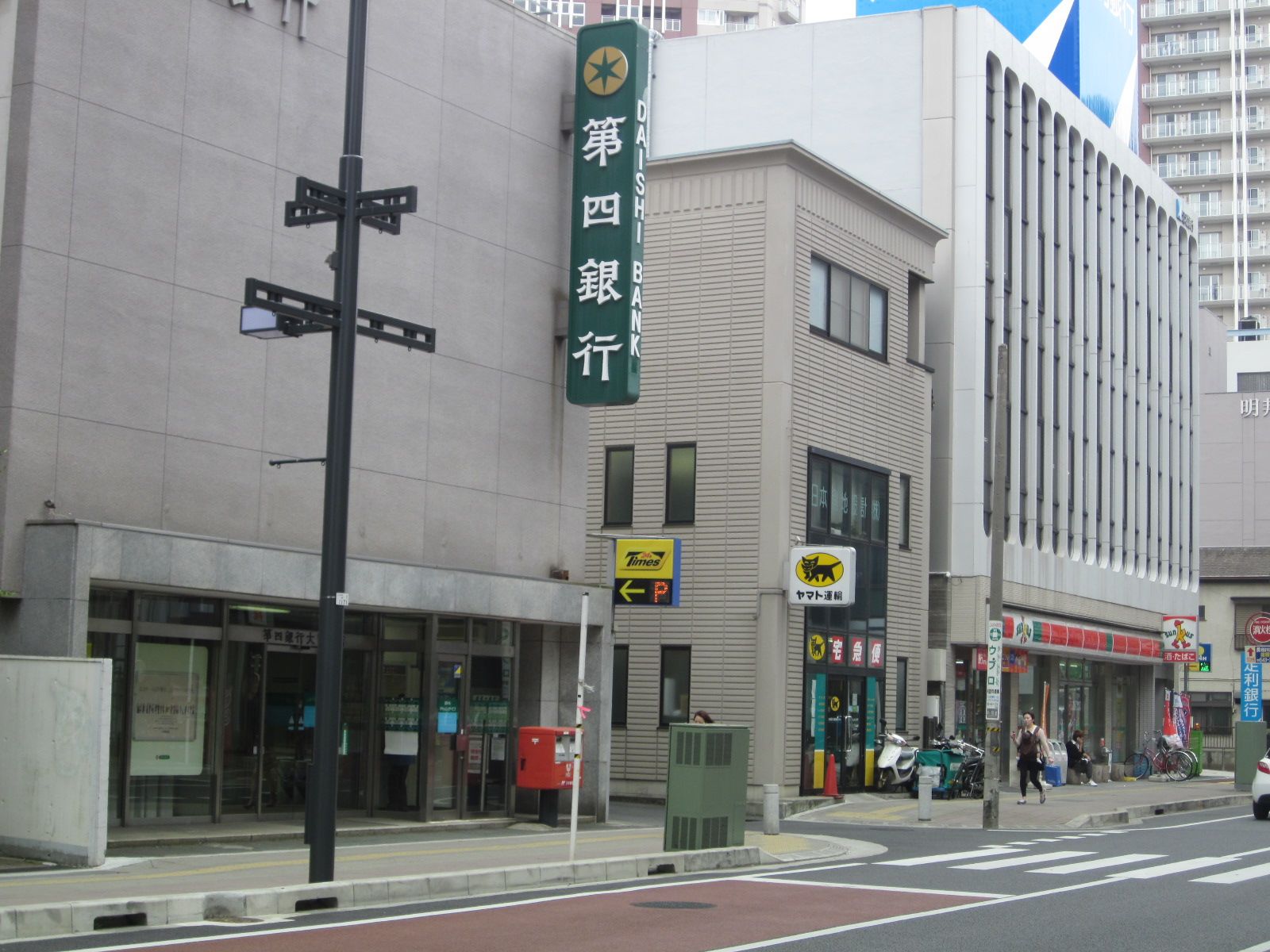 近くに銀行やコンビニあり
