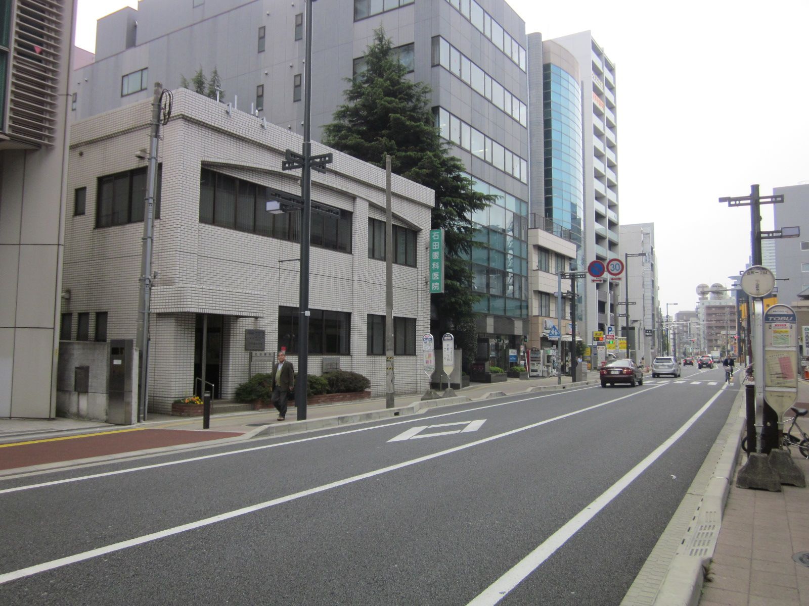 ビル前面の旧中山道