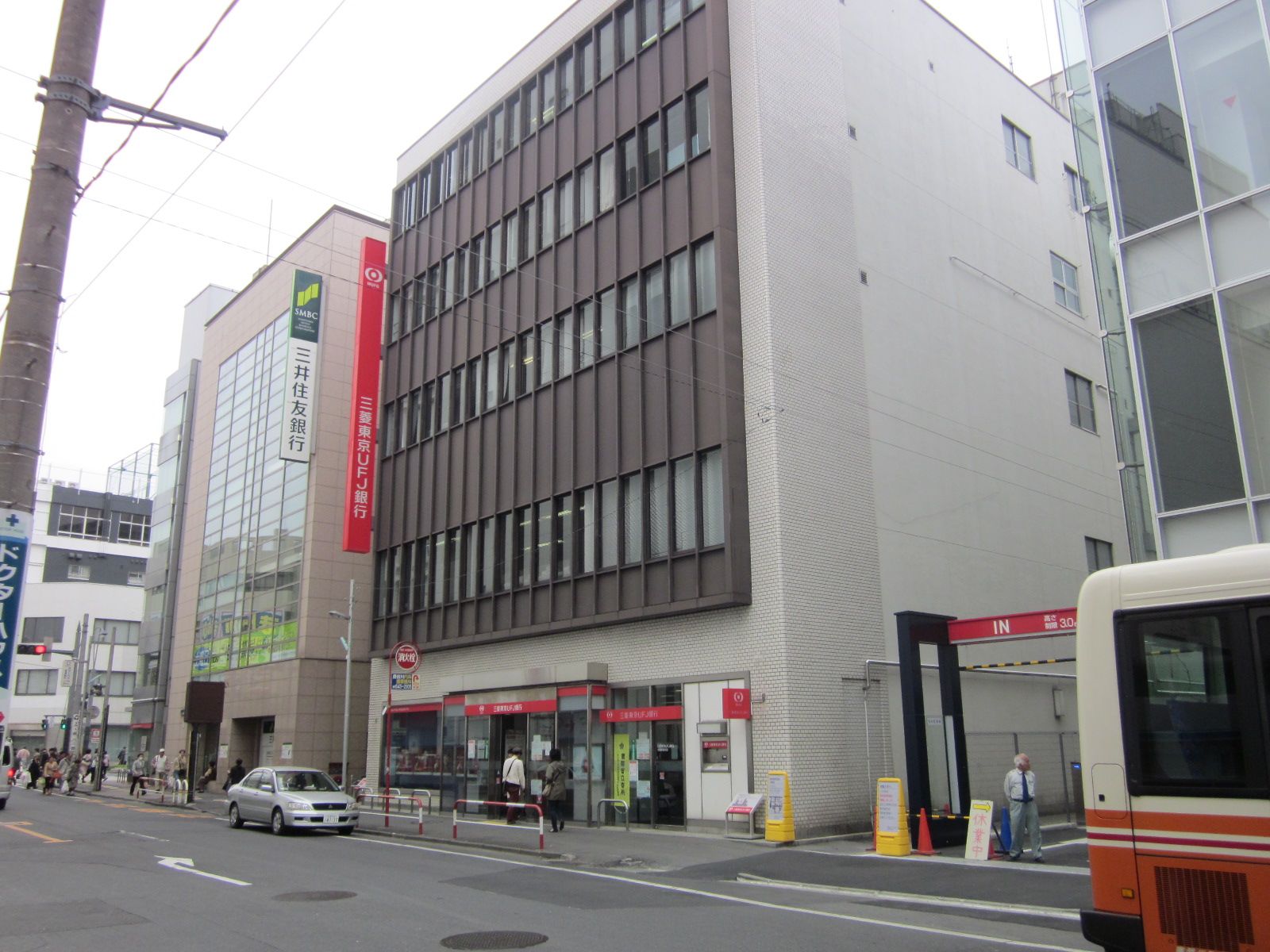 ビル隣の都市銀行