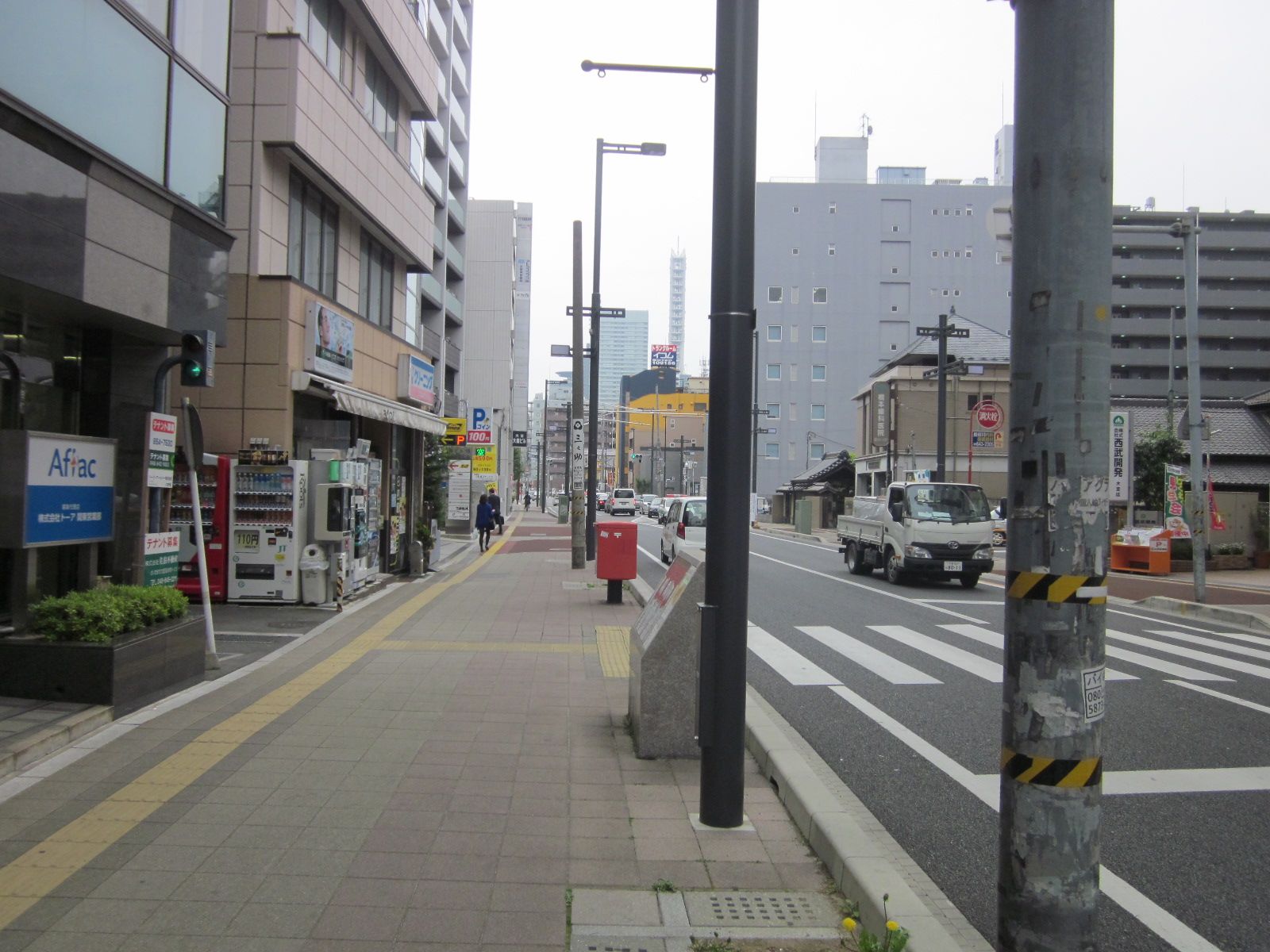 ビル前面の旧中山道