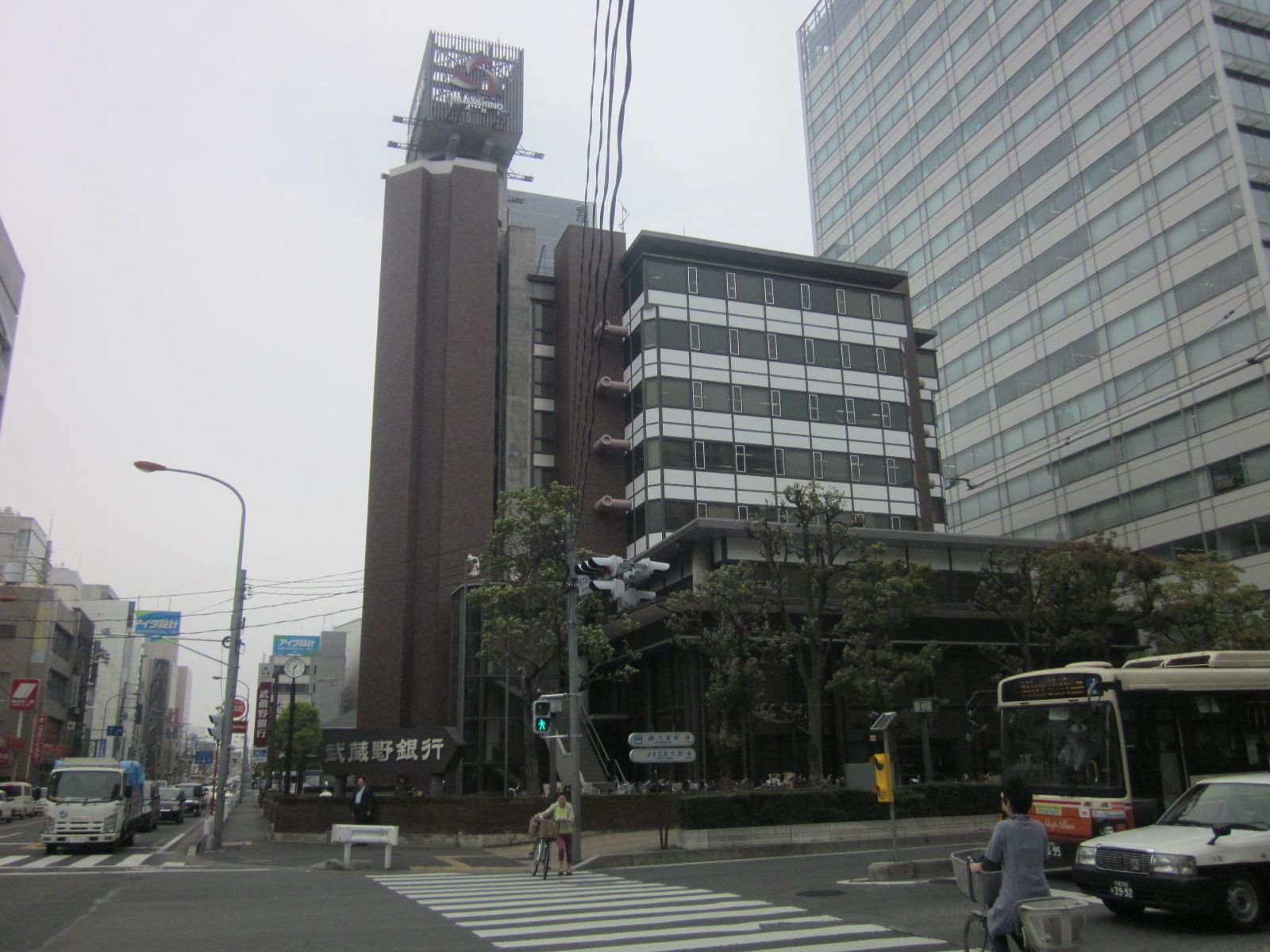 向かいは武蔵野銀行本店
