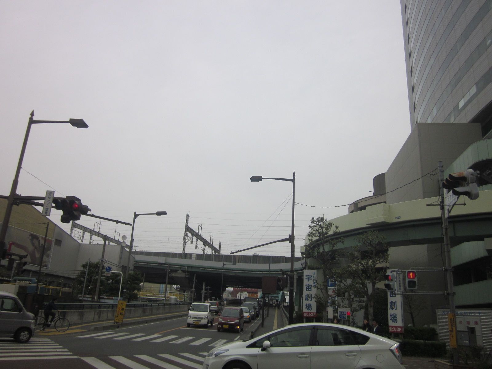 大栄橋交差点に面した立地