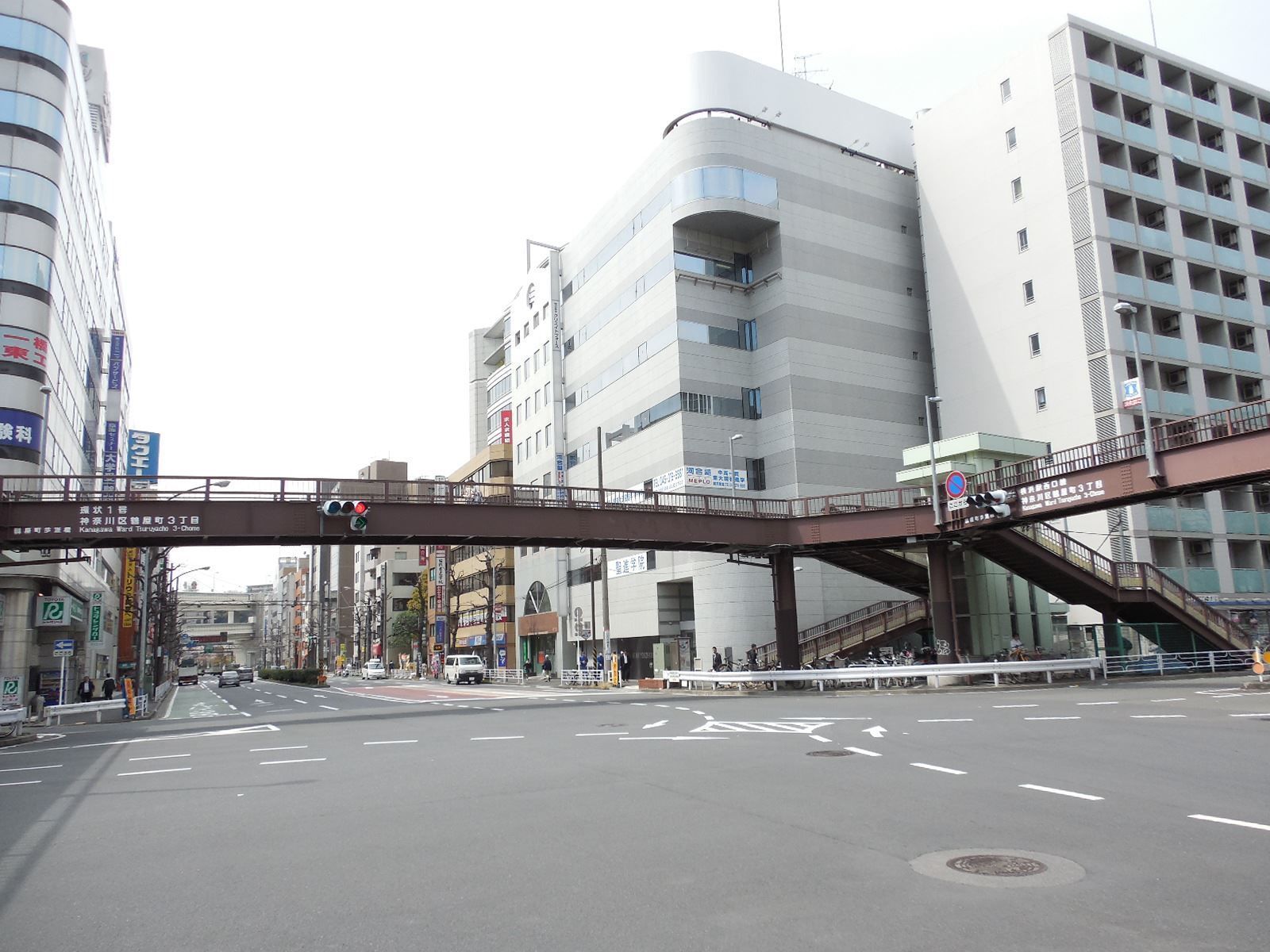 大通りがぶつかる交差点近く