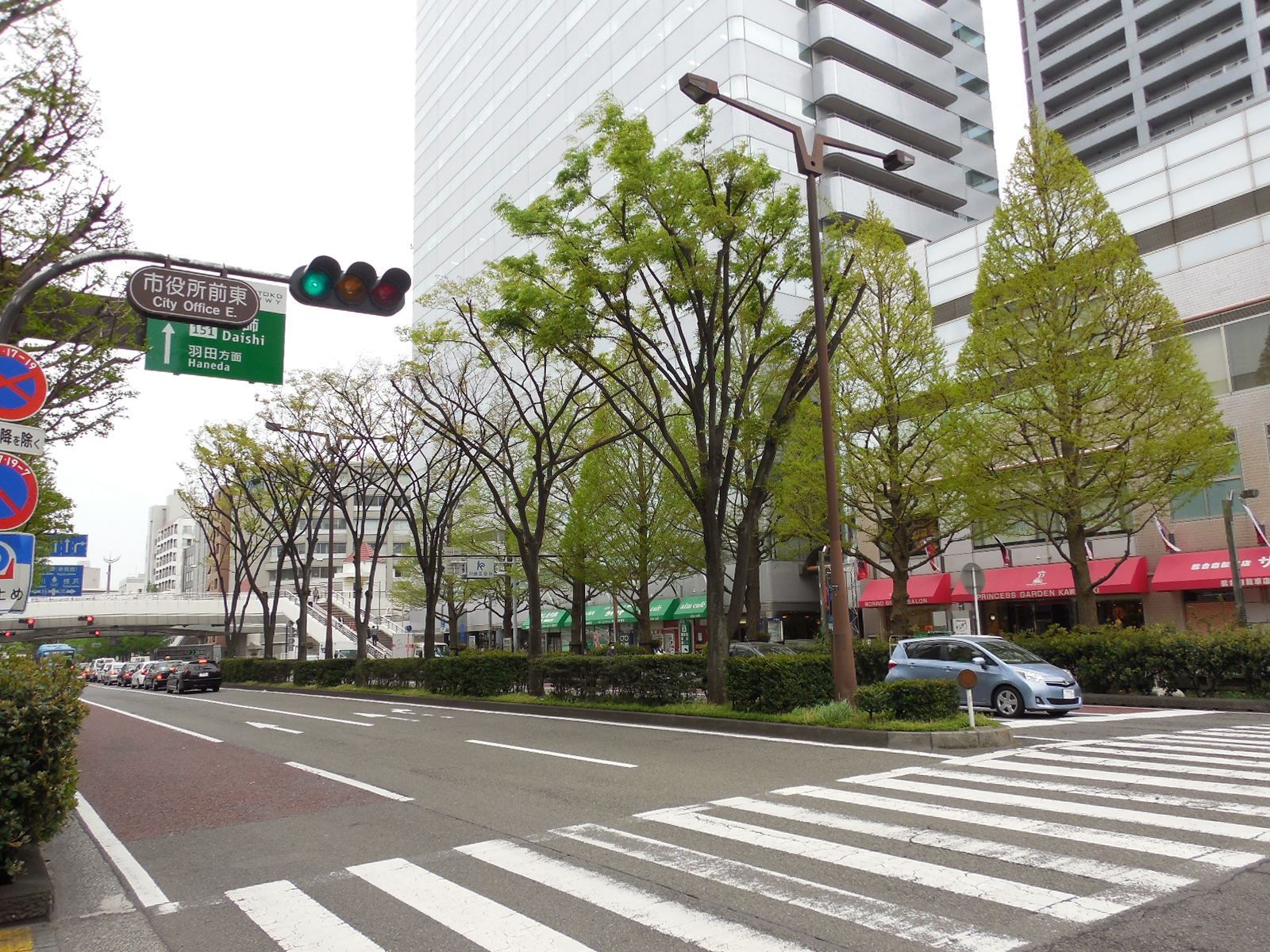 オフィスビル前面の市役所通り