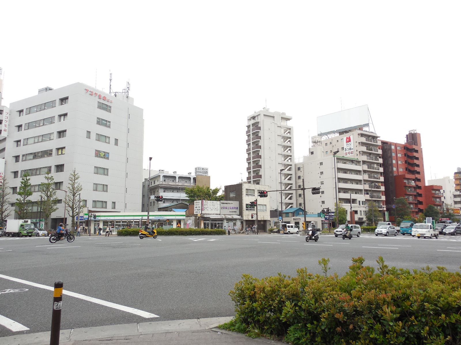 大通りの交差点が近い立地