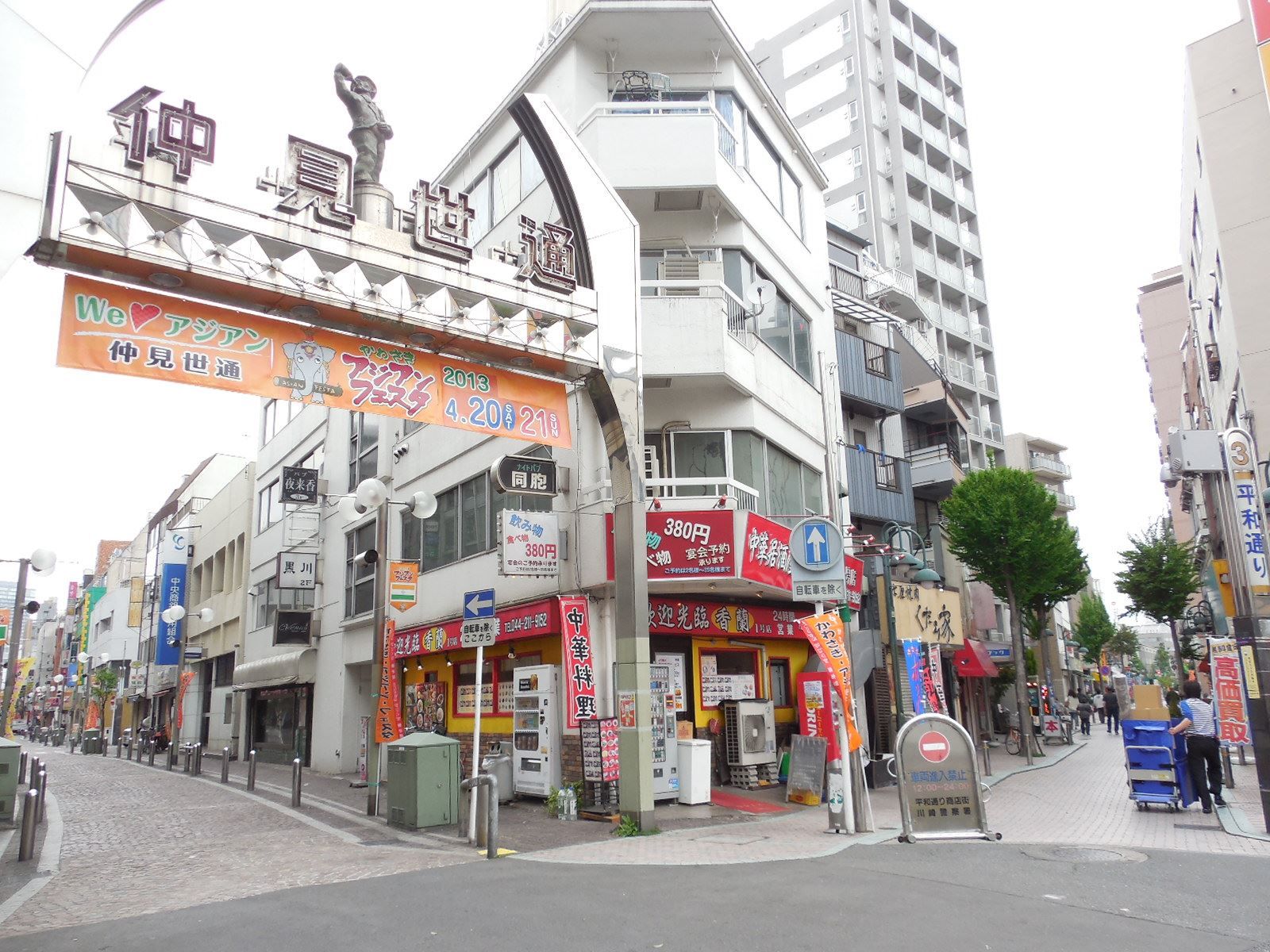 商店街が近くにある立地