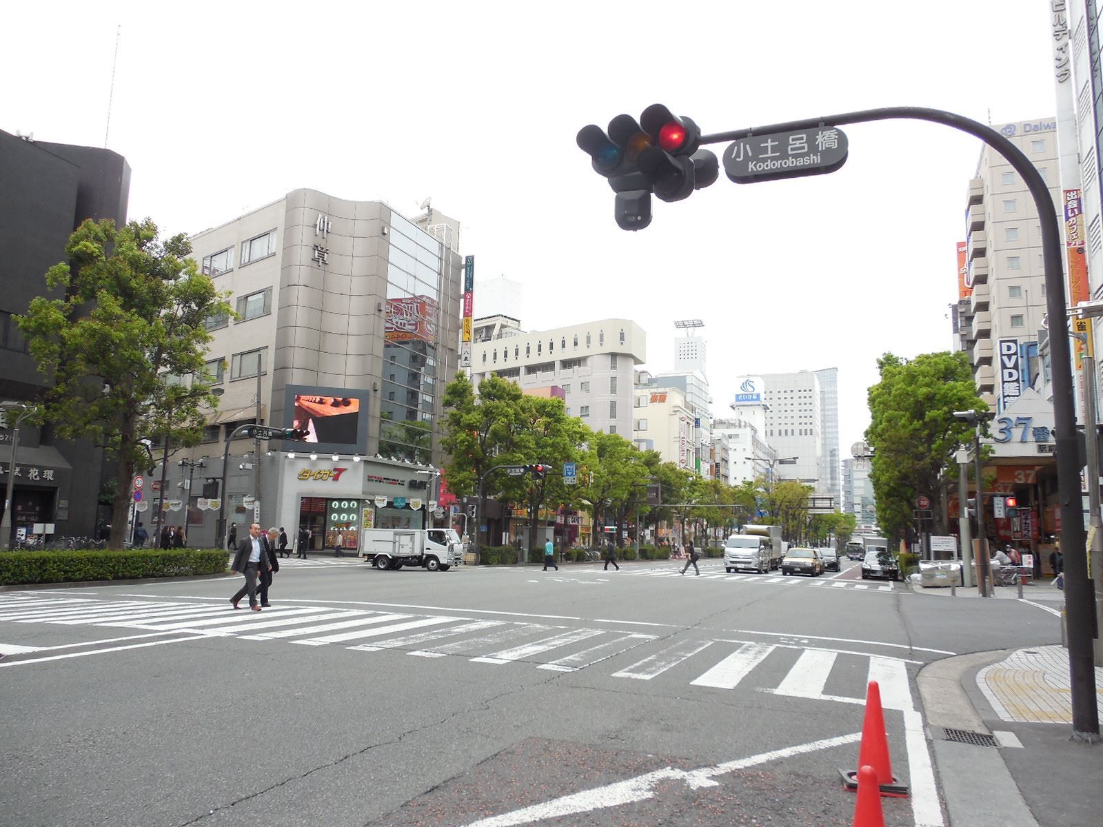 新川通り沿いに立地