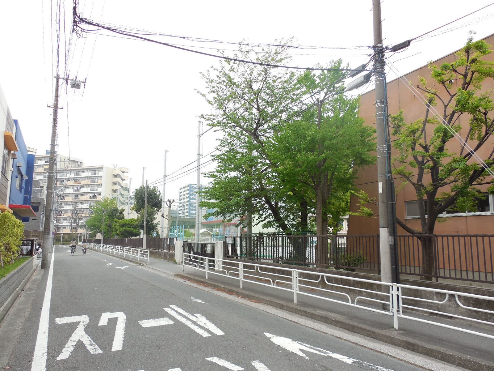 ビル裏側には小学校