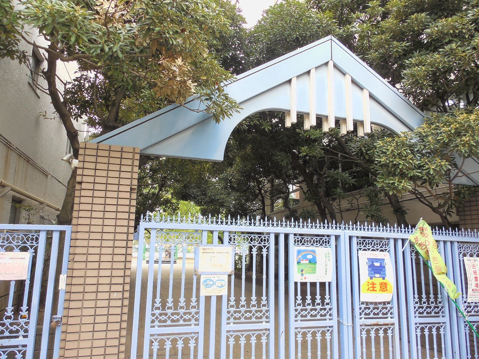 隣接する小学校