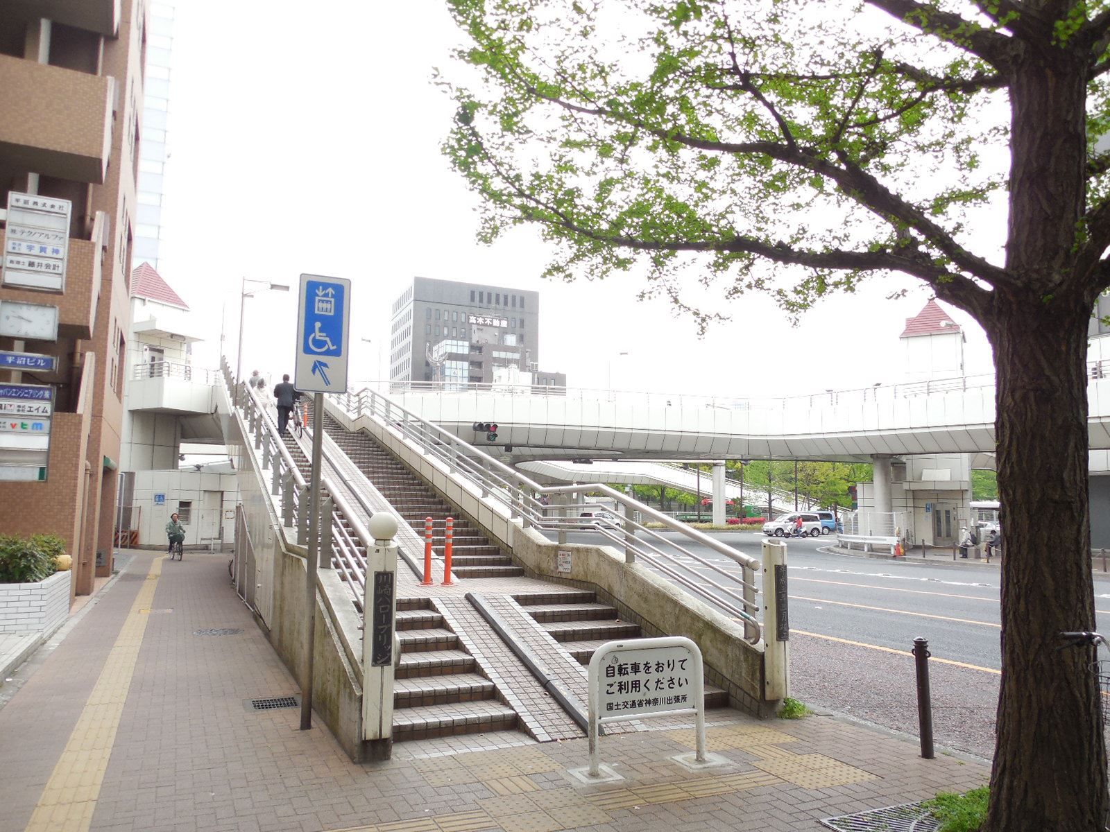近くには大通りが通っています