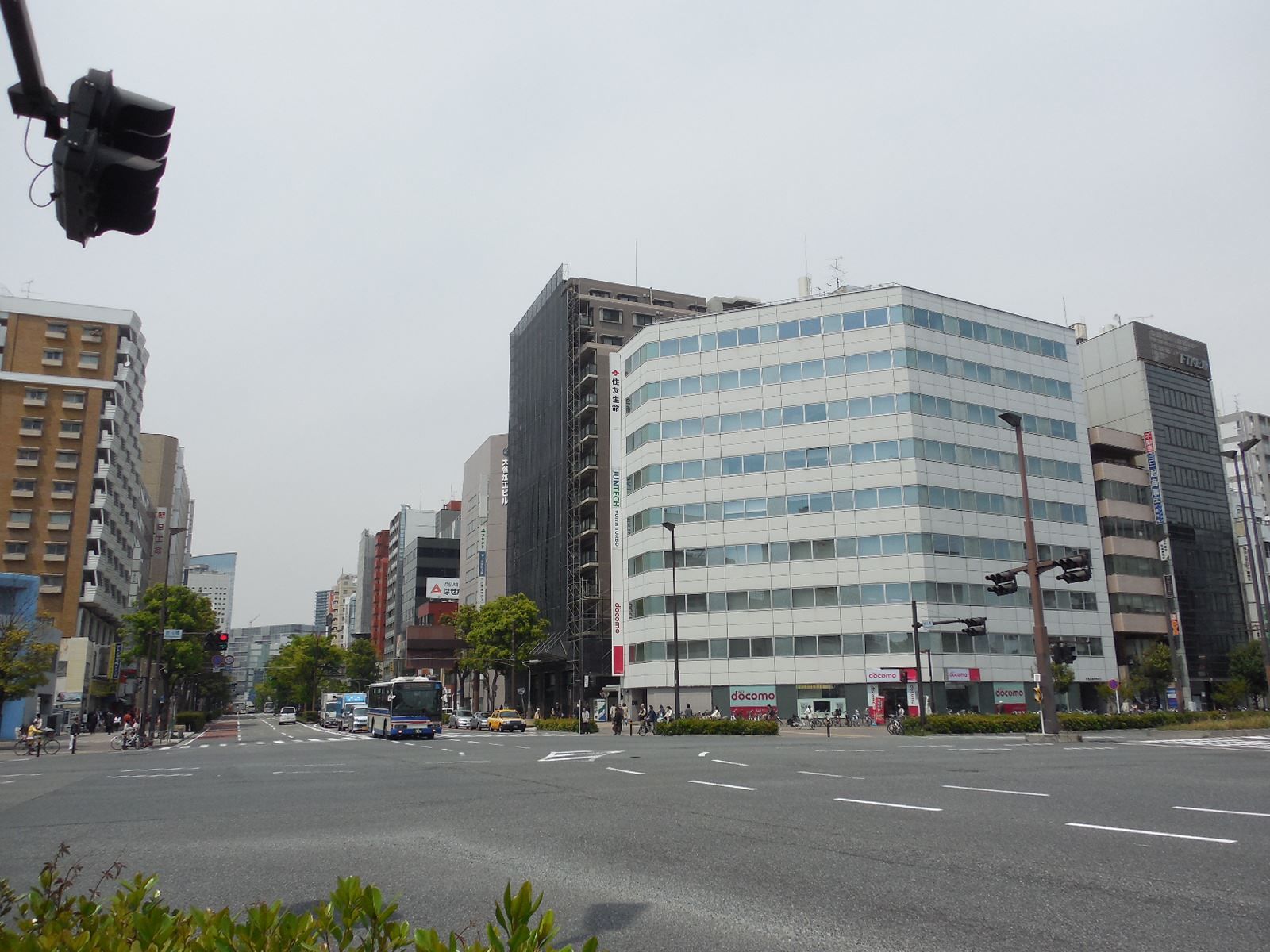 第一京浜通り新川橋交差点に近い立地
