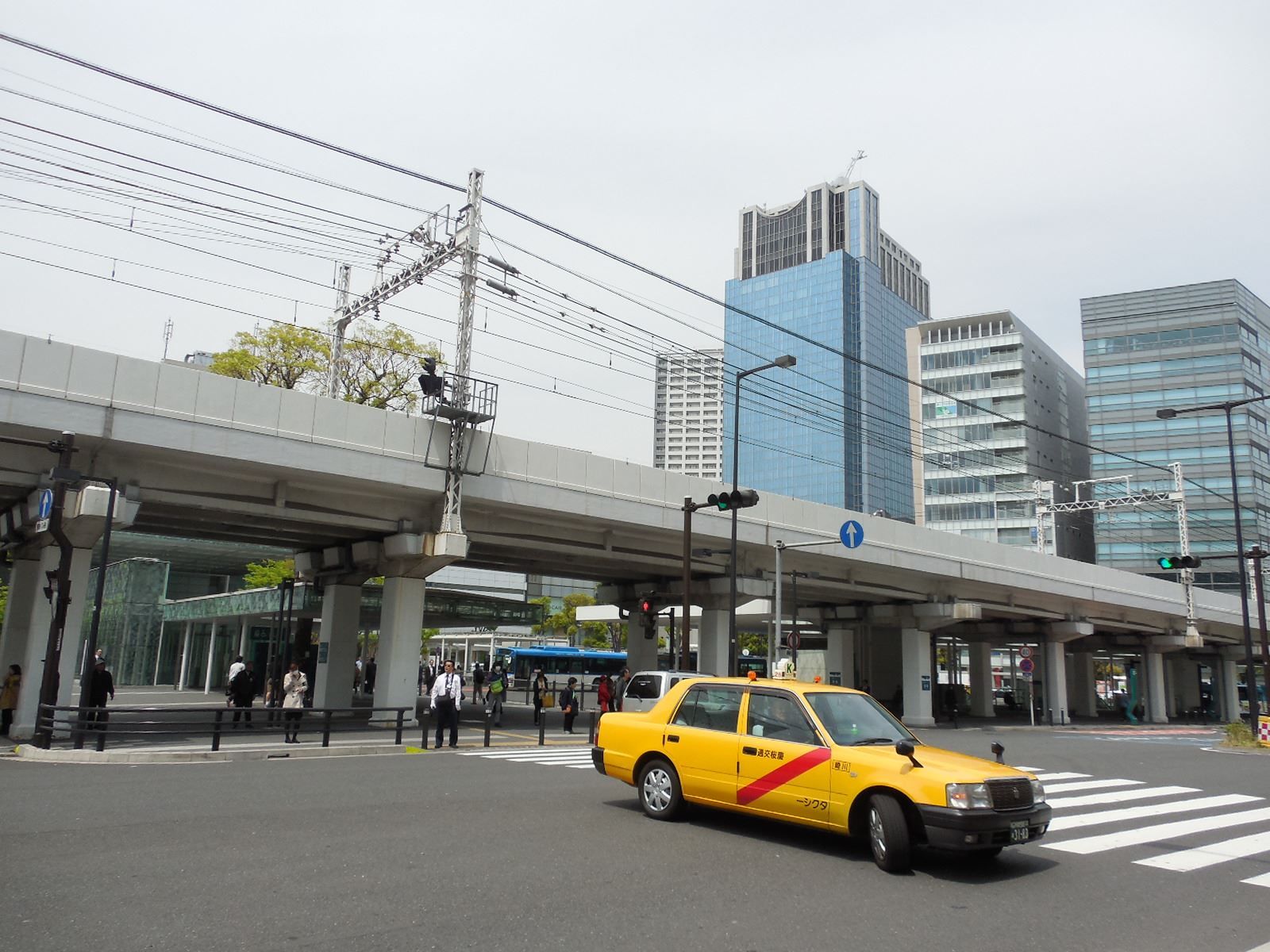 駅前の活気ある雰囲気