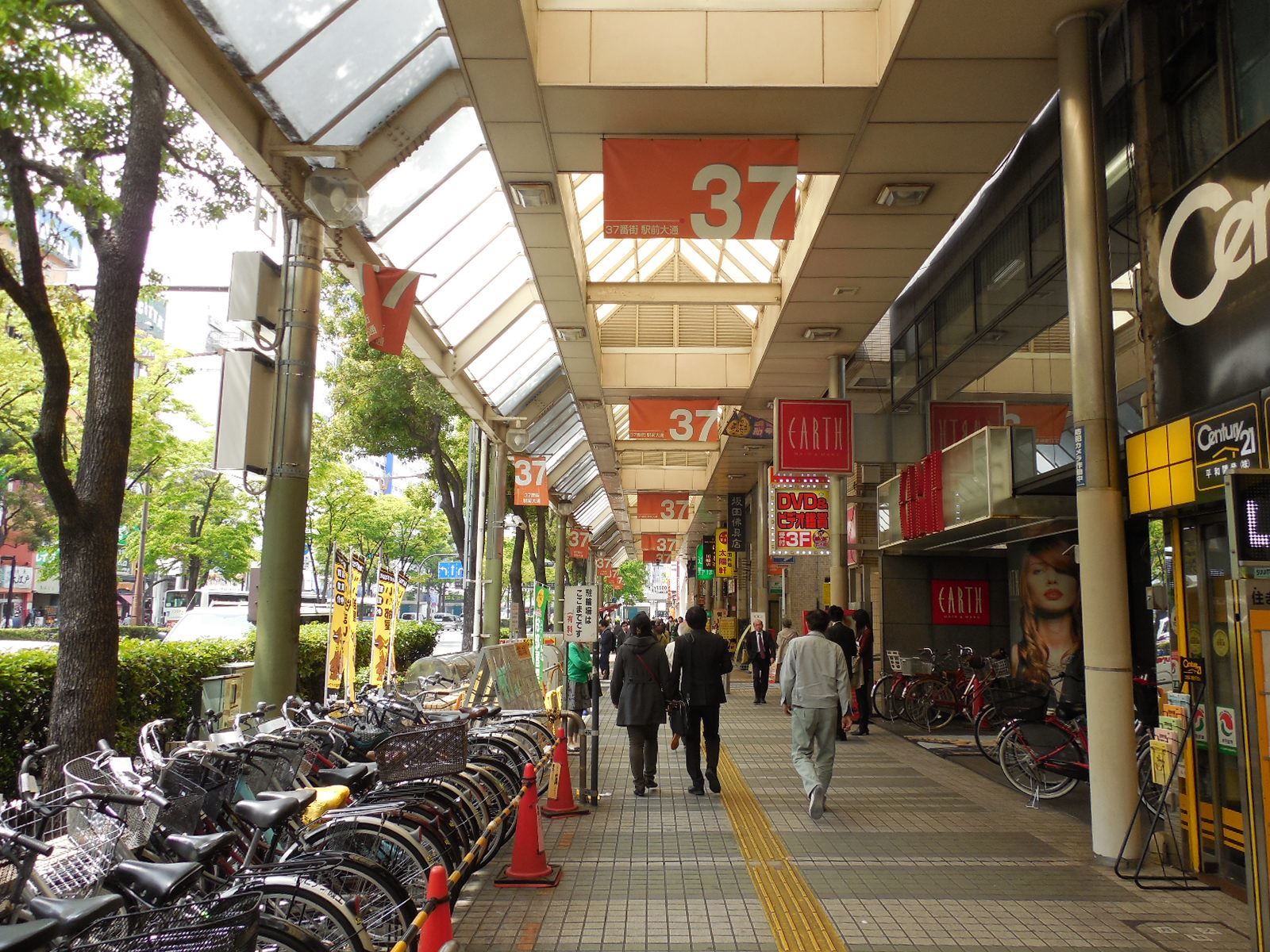 付近には飲食店が点在